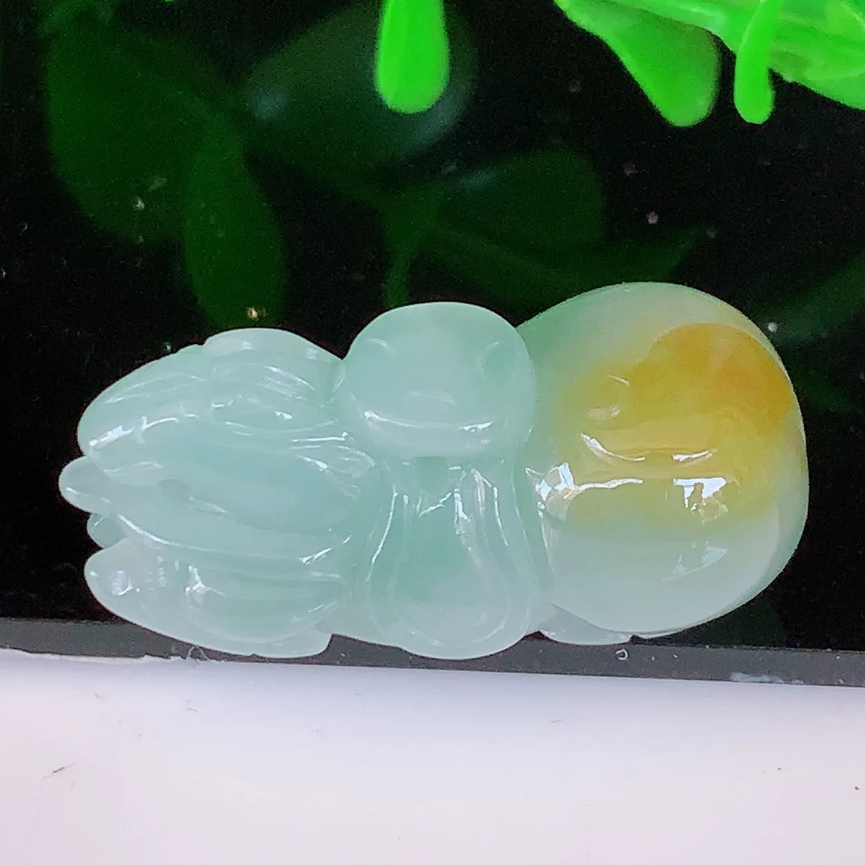 自然光实拍，水润黄翡双彩翡翠生肖马上有钱吊坠，种老水足，雕工精湛 ，寓意美好，佩戴时尚出众！#81.31