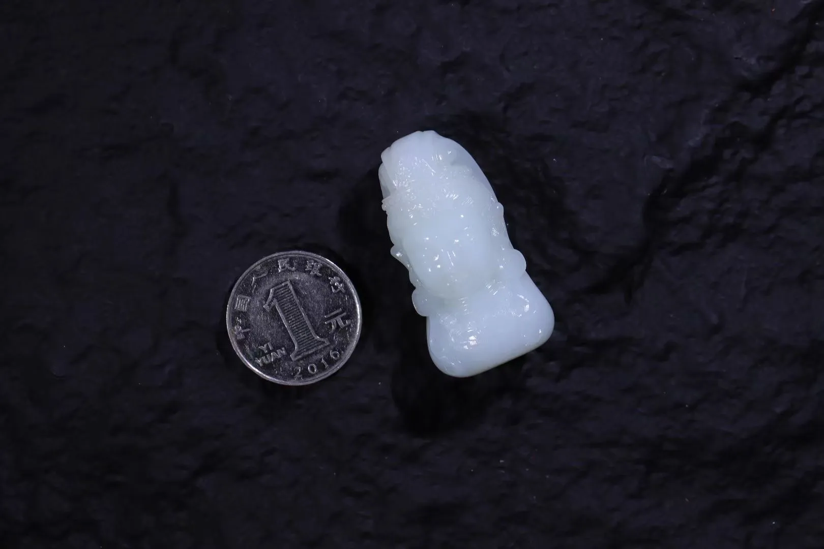 精品美物
【观音*守护】老熟油润，致密饱满，滋腻瓷实，脂粉浑厚。型俊朗秀雅，雕刻独具匠心，守护左右，面容祥和，仪态端庄，大气沉静，画面简洁空灵，意境悠然，气韵传神。
【规格】45-23-18mm，30g