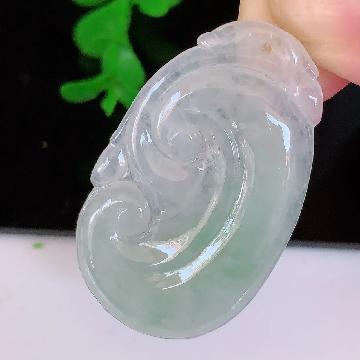 自然光实拍，冰种飘绿翡翠如意吊坠，翡翠如意，上身效果非常美，饱满大气，工艺美，万事如意，如意一生 #49.31
