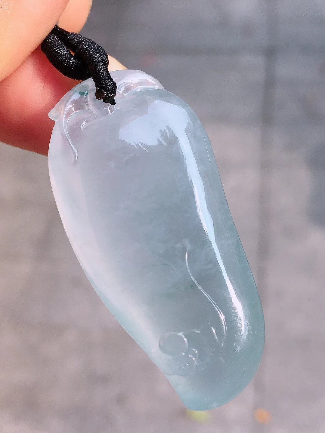 冰种福瓜吊坠，玉质细腻，荧光感超
强，饱满圆润，简单大气，