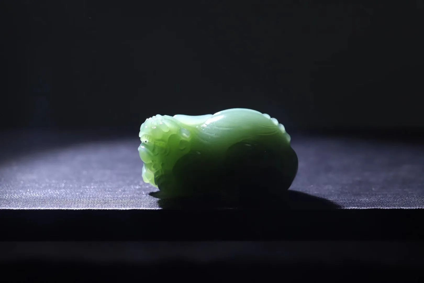 貔貅在手，发财顺手！家有貔貅，万事无忧！
碧玉的灵魂在油润度！摸起来滑溜溜的，贴皮肤凉丝丝的；貔貅又称天禄，最大的特点就是只进不出，我想没有人不爱这美好的寓意吧，颜色浓郁又显肤白，是不错的百搭单品哦！46-25-24mm，42.7g