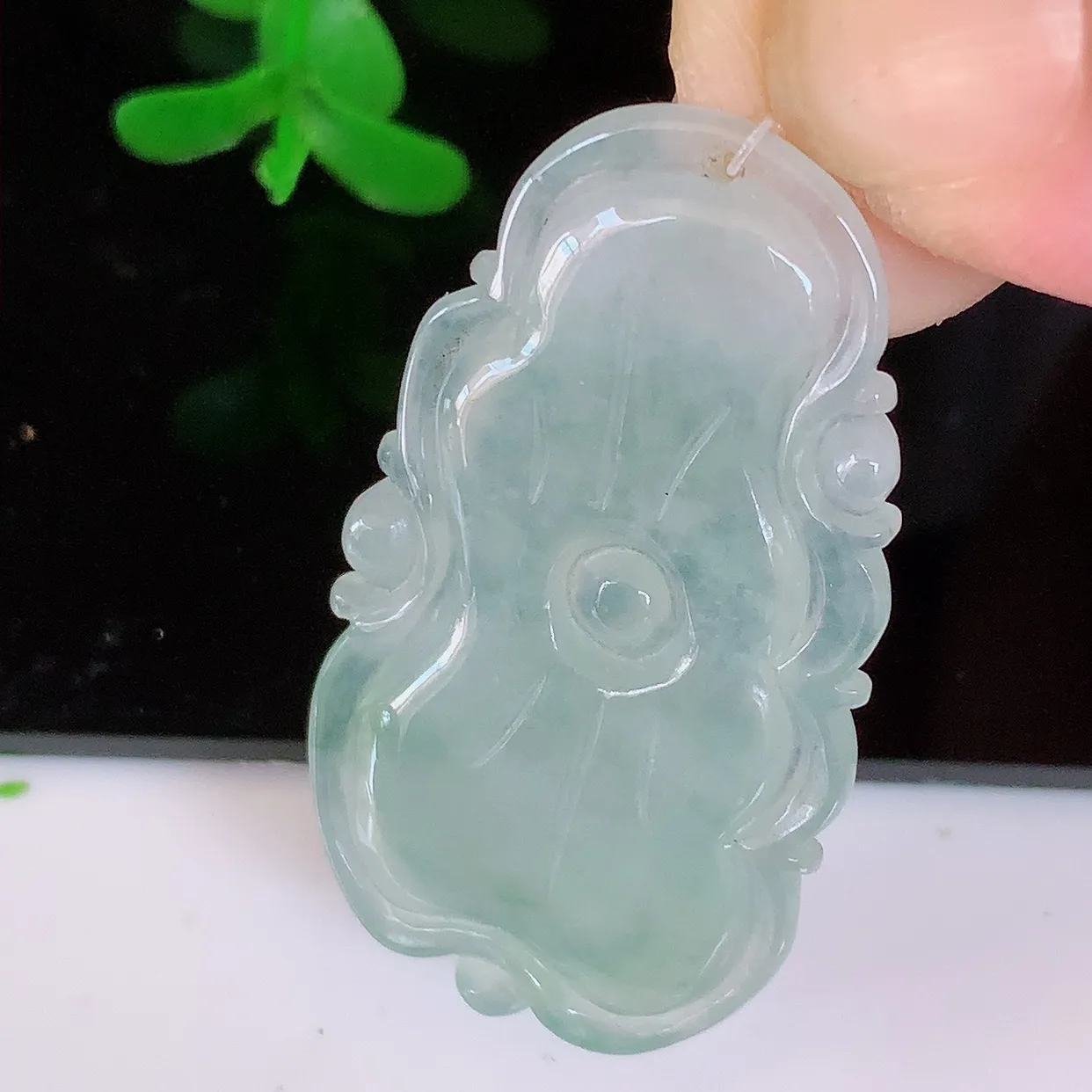 自然光实拍，冰种翡翠和和美美玉坠，财源广进，自然隐逸、荷本是素不着尘之物，有和美之寓意。#