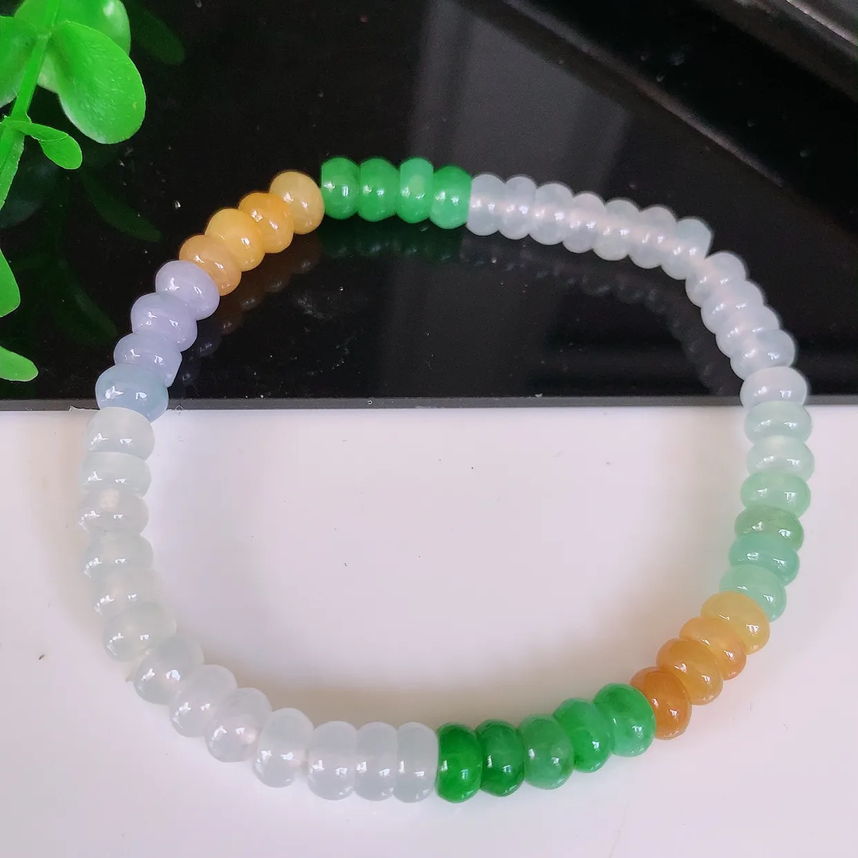 自然光实拍，冰多彩翡翠手链手串，水润秀气，料子细腻，清爽，高档大气，自戴送礼佳品！#46.31取一尺寸5.5mm