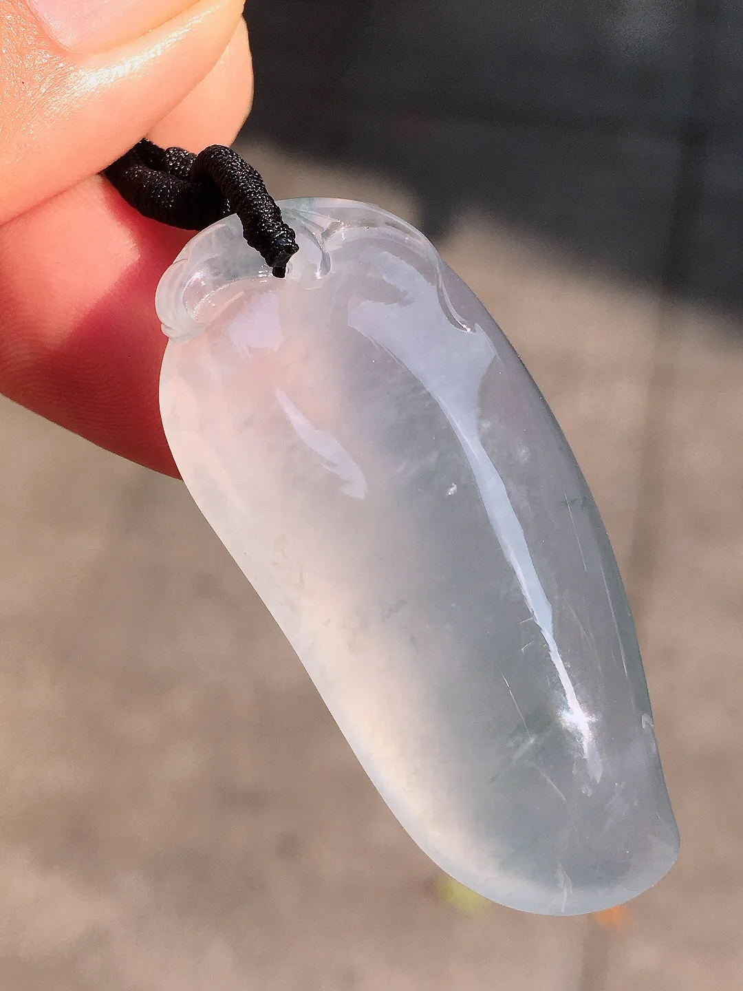 冰种福瓜吊坠，玉质细腻，荧光感超
强，饱满圆润，简单大气，