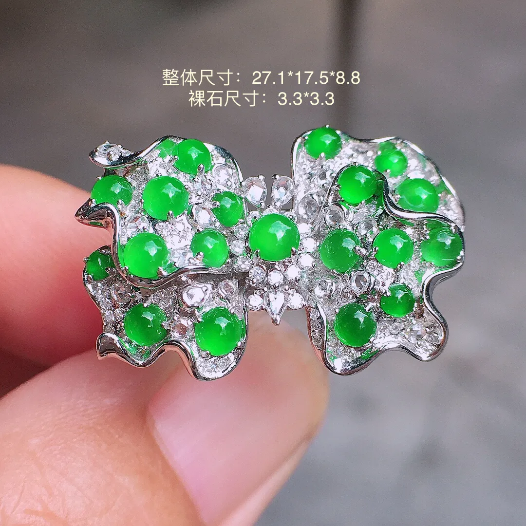 阳绿蛋面戒指，色泽均匀艳丽，玉质细腻，荧光感超
强，饱满圆润，简单大气，18k
金豪华镶嵌