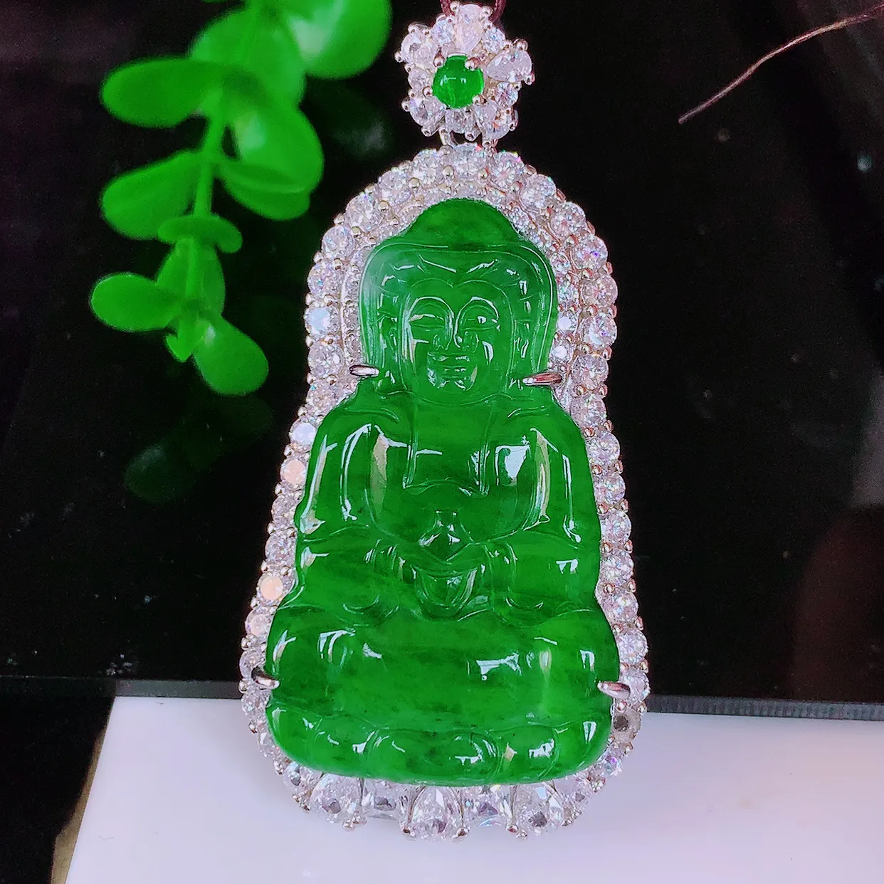 冰透满绿翡翠观音菩萨925银镶嵌吊坠，自然光实拍，翠色灵动，颜色漂亮，种老水足，品相佳，佩戴佳品！#98.31整体52.5*26.8*9裸石37*21.