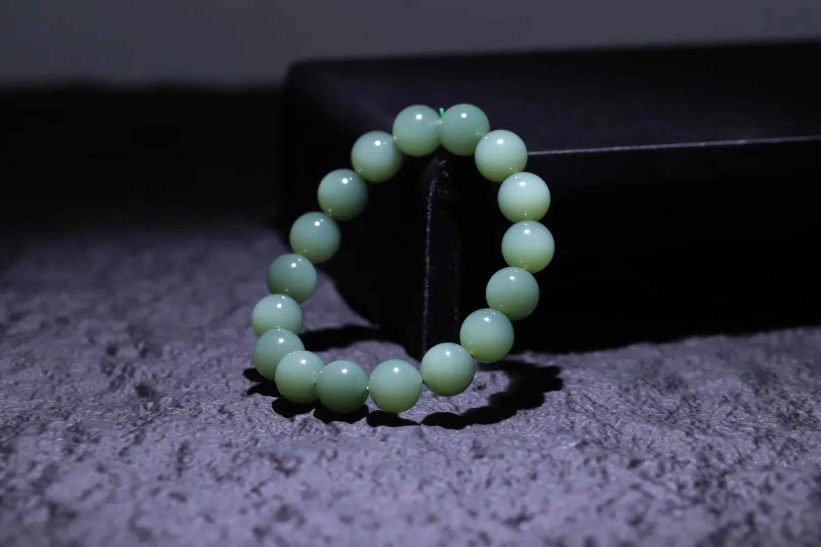 精品美物
【青霭云梦】碧玉粉青，色如初荷饮露，珠色似烟雨漫过江南岸。颗颗正圆蕴月华之形，温润入手若握
