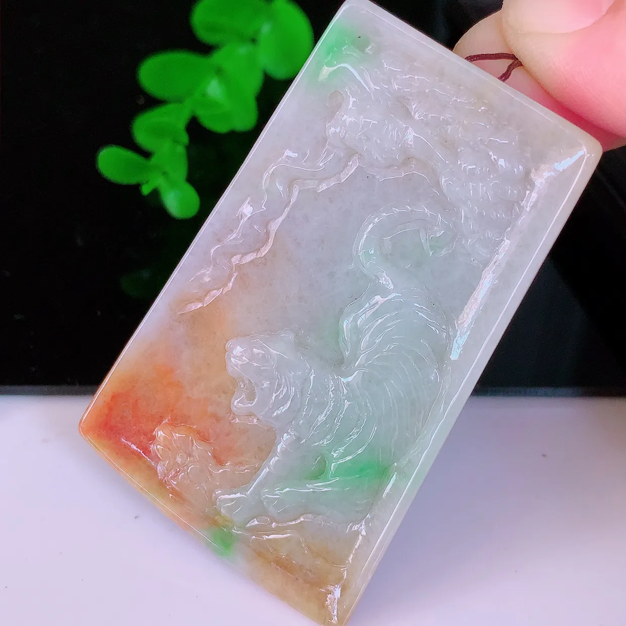 自然光实拍，冰润黄加绿三彩翡翠生肖虎牌吊坠，种老水足，雕工精湛 ，寓意美好，佩戴时尚出众！#60.31