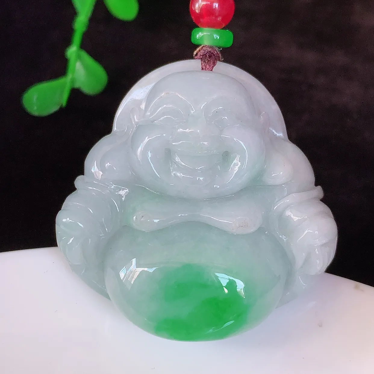 自然光实拍，大件厚装飘阳绿翡翠佛公吊坠，翡翠笑佛，饱满，开脸喜庆，配戴优雅迷人！#46.31