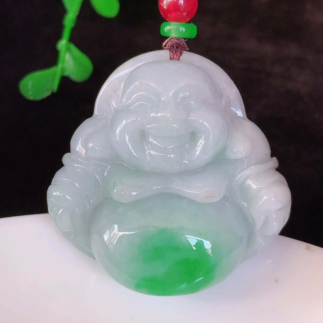 自然光实拍，大件厚装飘阳绿翡翠佛公吊坠，翡翠笑佛，饱满，开脸喜庆，配戴优雅迷人！#46.31