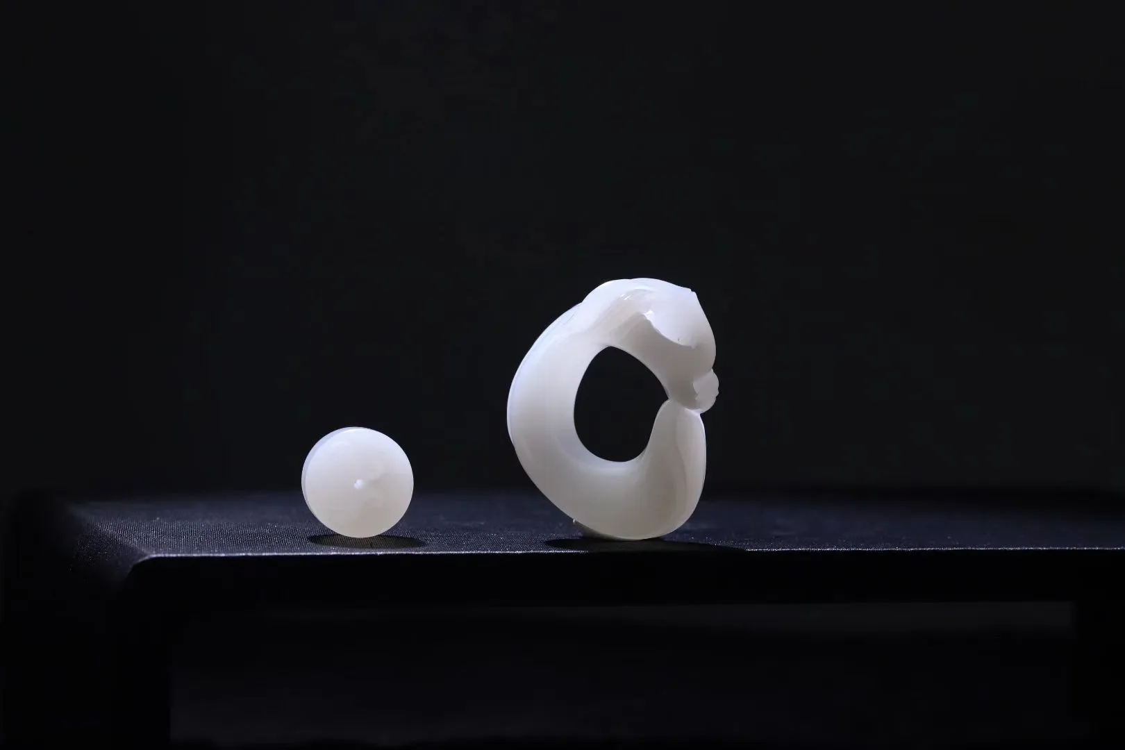 精品美物
【古韵*扳指】和田玉‌白玉山‌料扳‌指，质地‌细腻 ，油份足 ，脂粉浑‌厚  ‌，肉‌质紧密 ，油性十足‌  器身那一抹浅糖 浑然一体 带有一丝暖意  ‌扳指佩戴于‌身既‌能护身‌祈福‌ 又能彰‌显高贵典‌雅的品‌味‌ 。
【规格】内径22mm外径46mm高38mm，42g