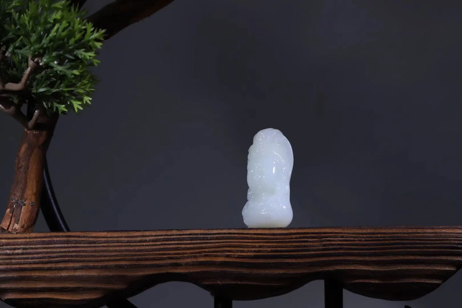 精品美物
【观音*守护】老熟油润，致密饱满，滋腻瓷实，脂粉浑厚。型俊朗秀雅，雕刻独具匠心，守护左右，