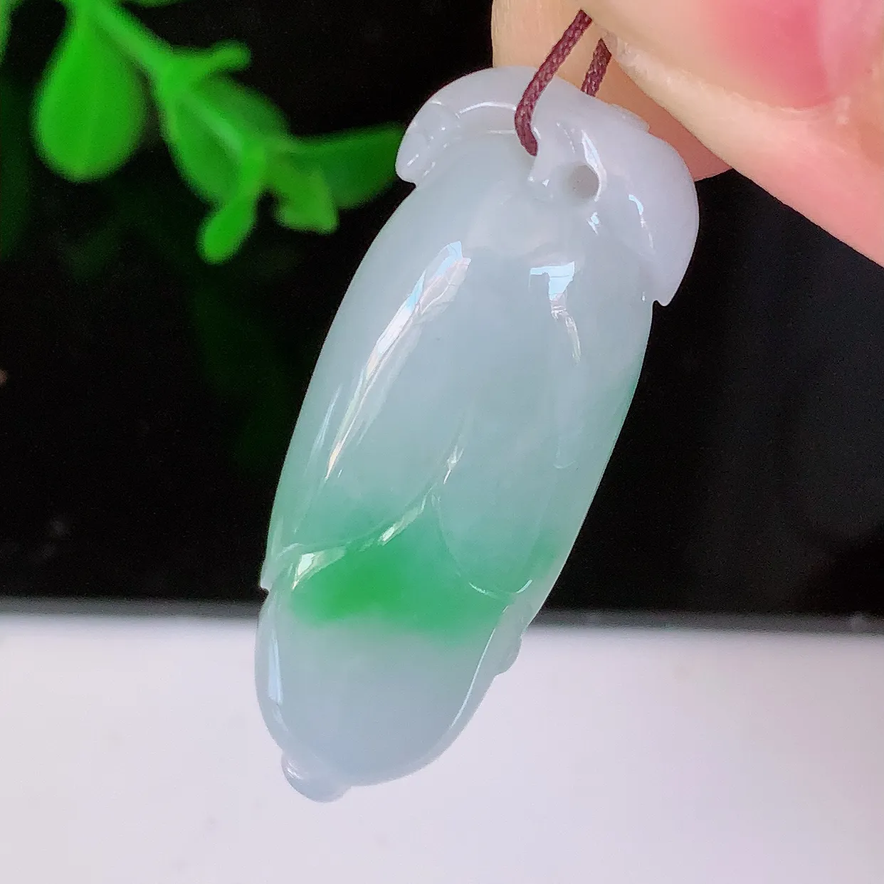 自然光实拍，水润飘绿翡翠玉兰花吊坠，种老水足，雕工精湛 ，寓意美好，佩戴时尚出众！#57.31
