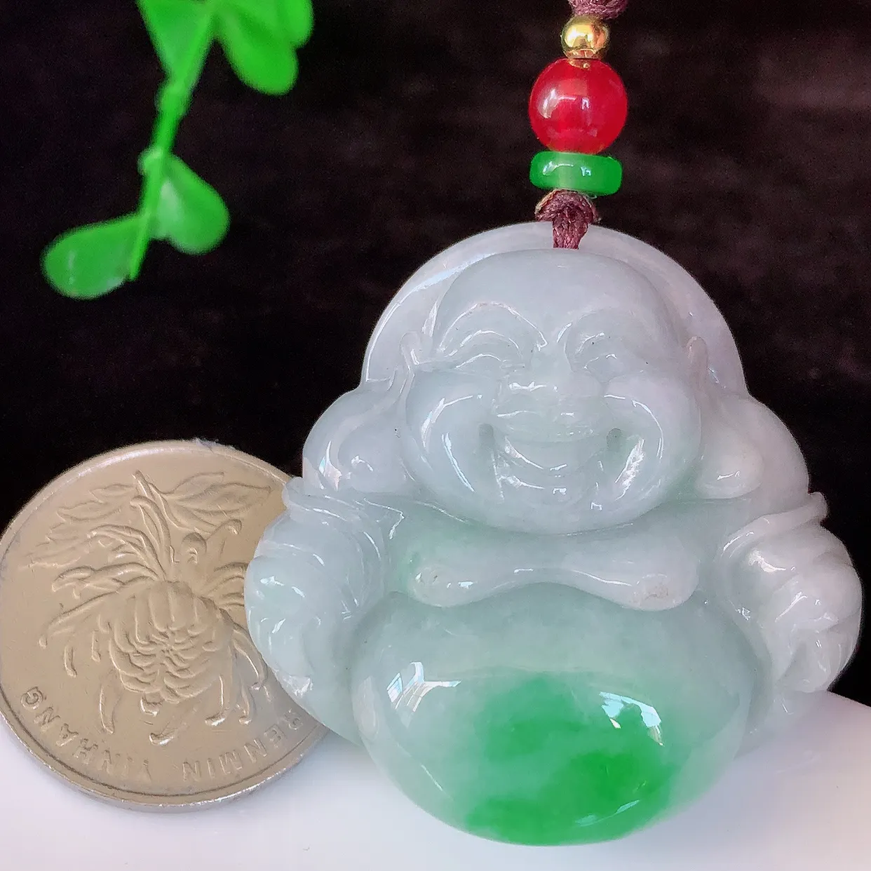 自然光实拍，大件厚装飘阳绿翡翠佛公吊坠，翡翠笑佛，饱满，开脸喜庆，配戴优雅迷人！#46.31
