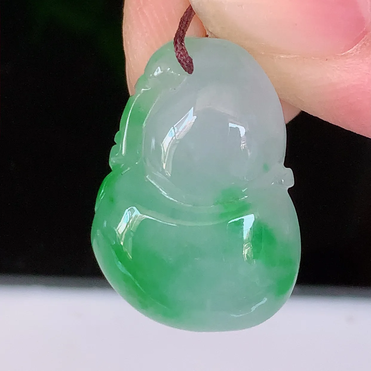 自然光实拍，冰润飘阳绿翡翠葫芦吊坠，葫芦寓意福禄双全，财源滚滚，饱满，清新脱俗，佩戴效果优雅迷人！#