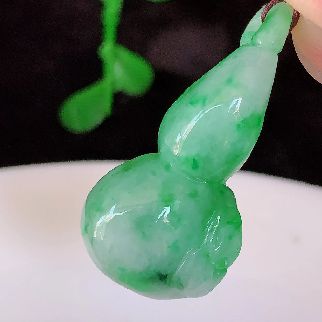 自然光实拍，冰润飘绿翡翠葫芦吊坠，葫芦寓意福禄双全，财源滚滚，饱满，清新脱俗，佩戴效果优雅迷人！#05.31