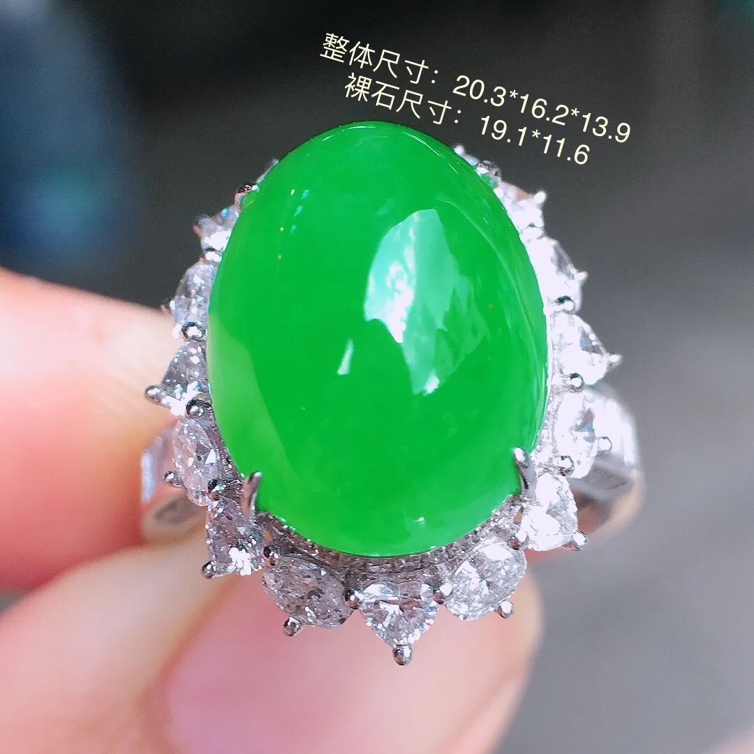 阳绿蛋面戒指，色泽均匀艳丽，玉质细腻，荧光感超
强，饱满圆润，简单大气，18k
金豪华镶嵌