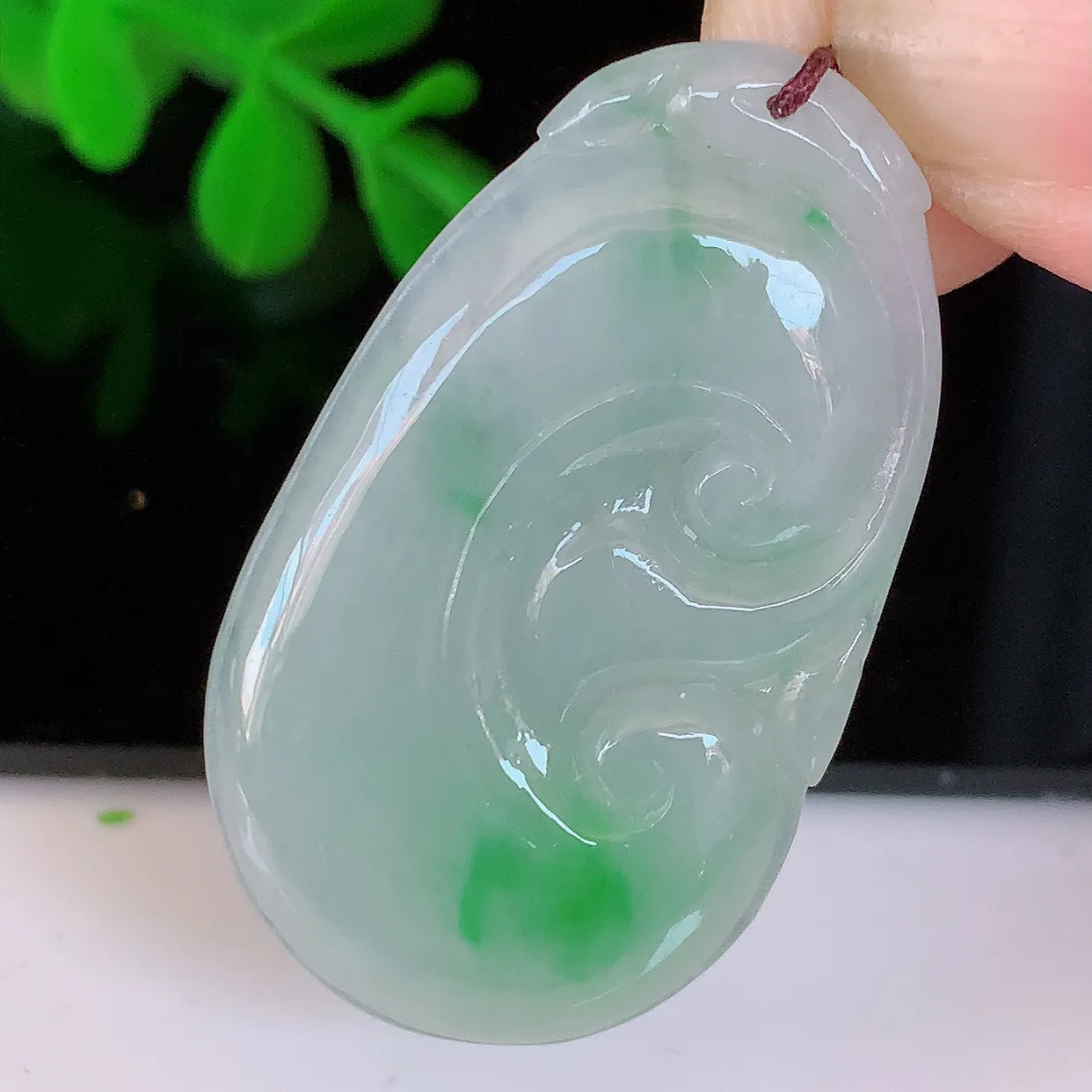 自然光实拍，冰飘绿翡翠万事如意吊坠，种老水足，雕工精湛 ，寓意美好，佩戴时尚出众！#57.31
