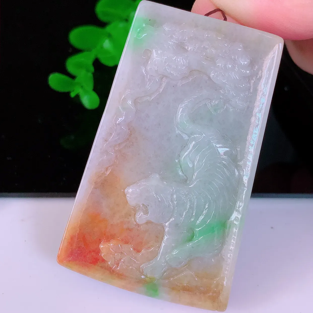自然光实拍，冰润黄加绿三彩翡翠生肖虎牌吊坠，种老水足，雕工精湛 ，寓意美好，佩戴时尚出众！#60.31
