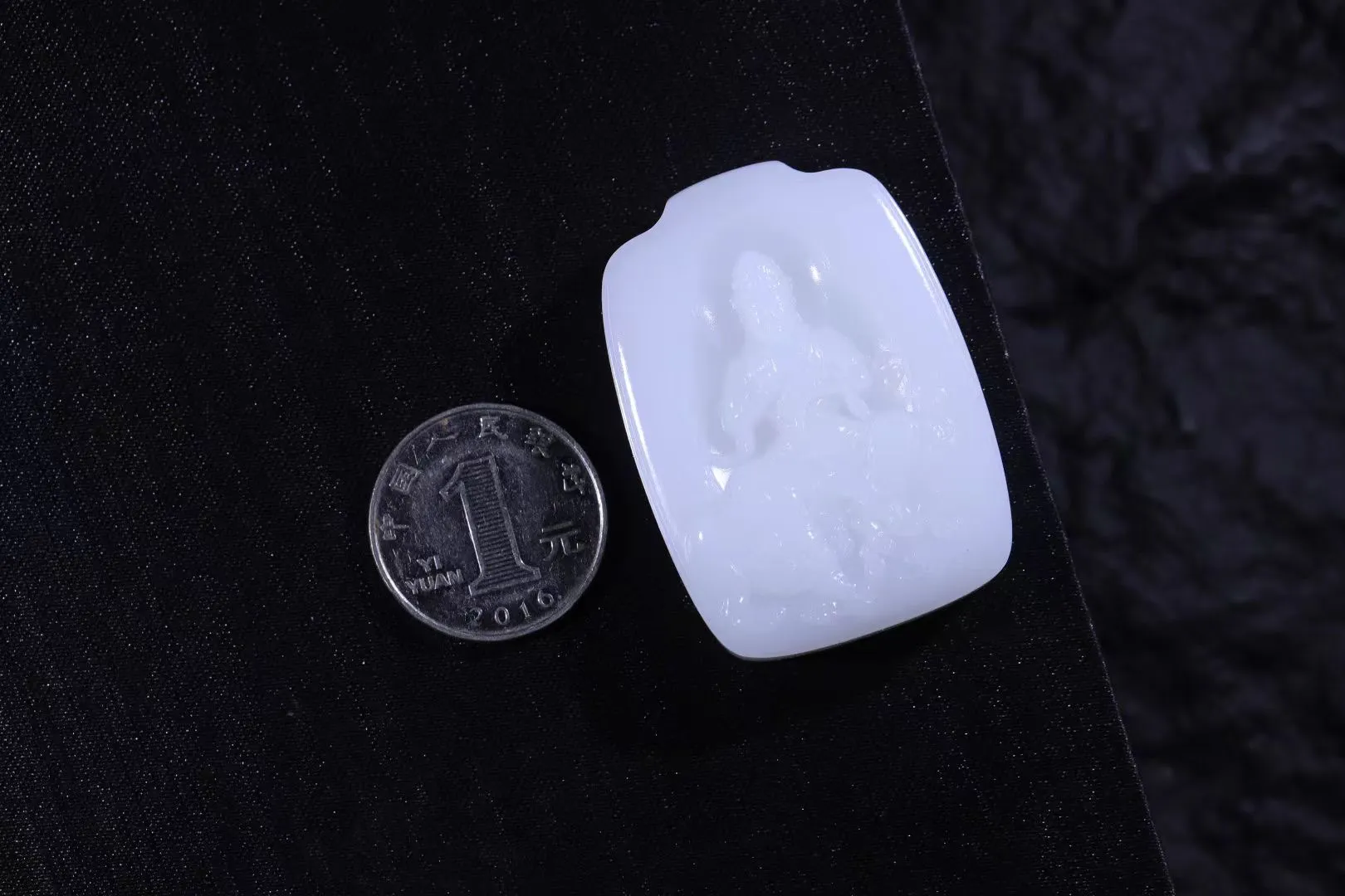典藏
【普贤白象载道】收藏级羊脂白玉牌，玉脂浑厚如凝膏，细度过灯无瑕，白润似雪映晨光。浮雕普贤菩萨垂目静坐白象背，象身俯卧如承须弥之重，衣袂流转间刀工藏禅机。玉质润泽透心，寓智慧行愿，乃传世白玉之魄，典藏间尽显东方灵韵。
【规格】50-36-12mm，46.3g