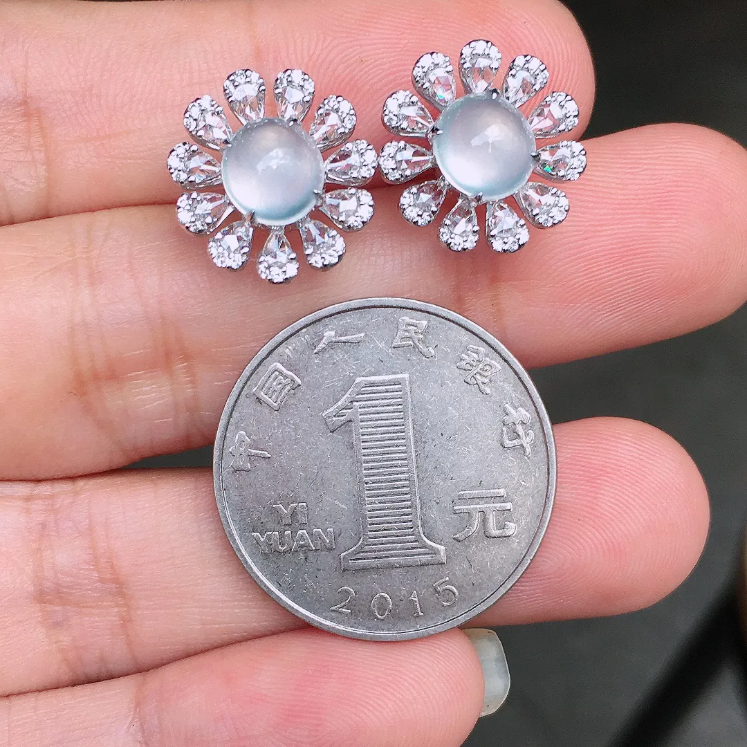冰种蛋面耳钉，玉质细腻，荧光感超
强，饱满圆润，简单大气，18k
金豪华镶嵌