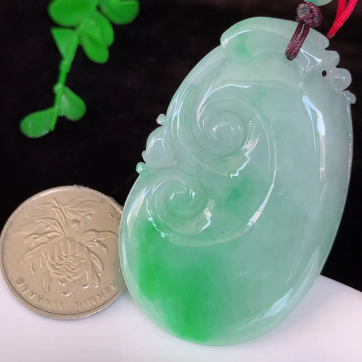自然光实拍，冰润飘绿如意吊坠，翡翠如意，上身效果非常美，饱满大气，工艺美，万事如意，如意一生 #46.31