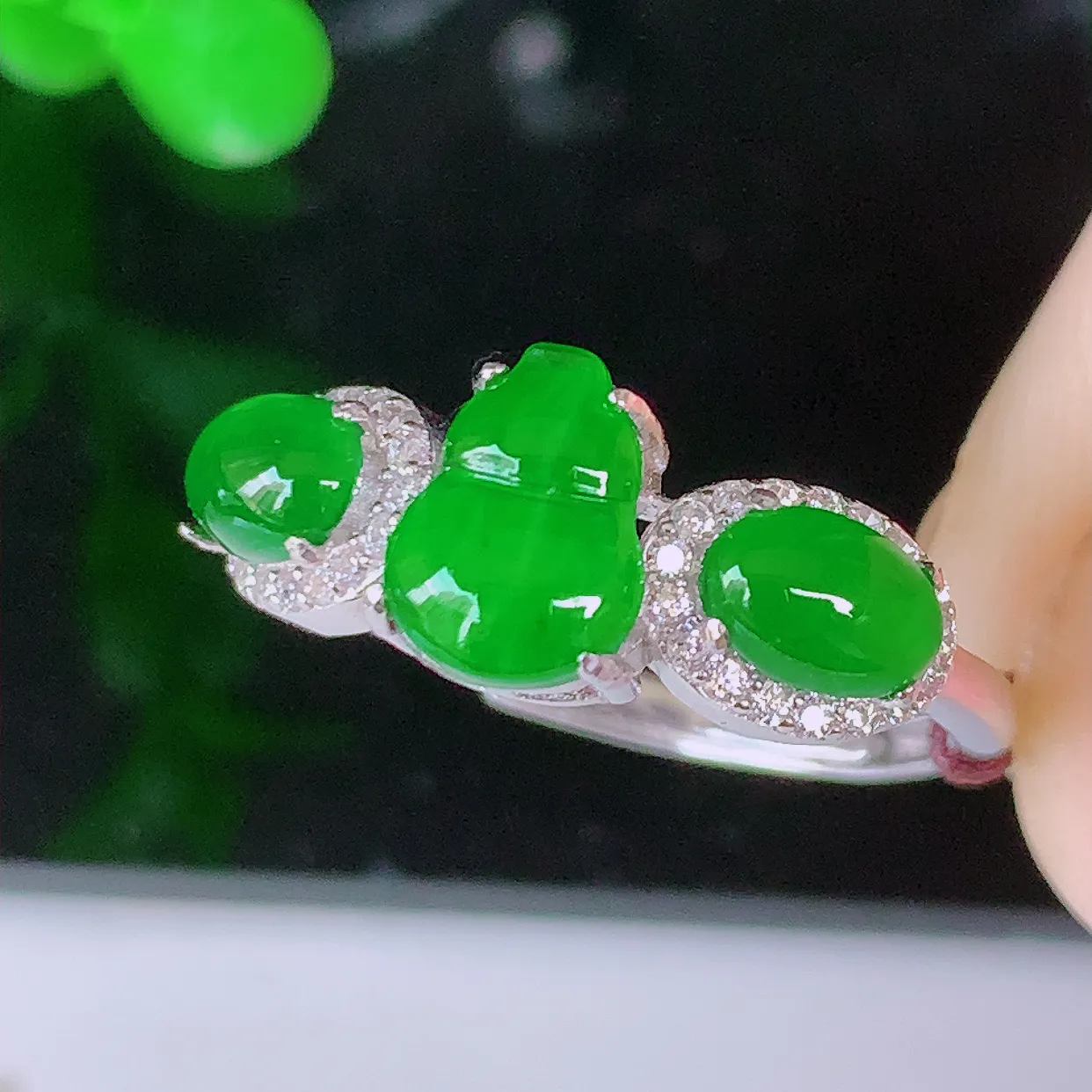 冰透满绿翡翠葫芦925银镶嵌戒指，自然光实拍，翠色灵动，颜色漂亮，种老水足，品相佳，佩戴佳品！#97.26（圈口可调大小）整体22.5*17.2*4.8裸石7.5*5.8