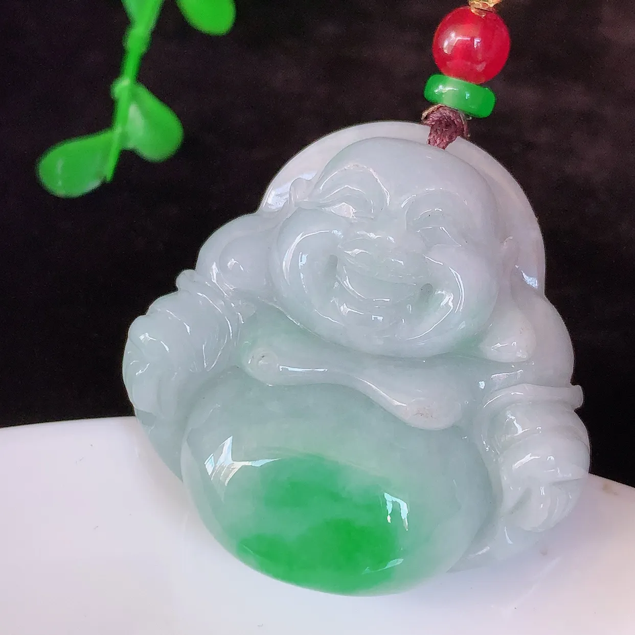 自然光实拍，大件厚装飘阳绿翡翠佛公吊坠，翡翠笑佛，饱满，开脸喜庆，配戴优雅迷人！#46.31