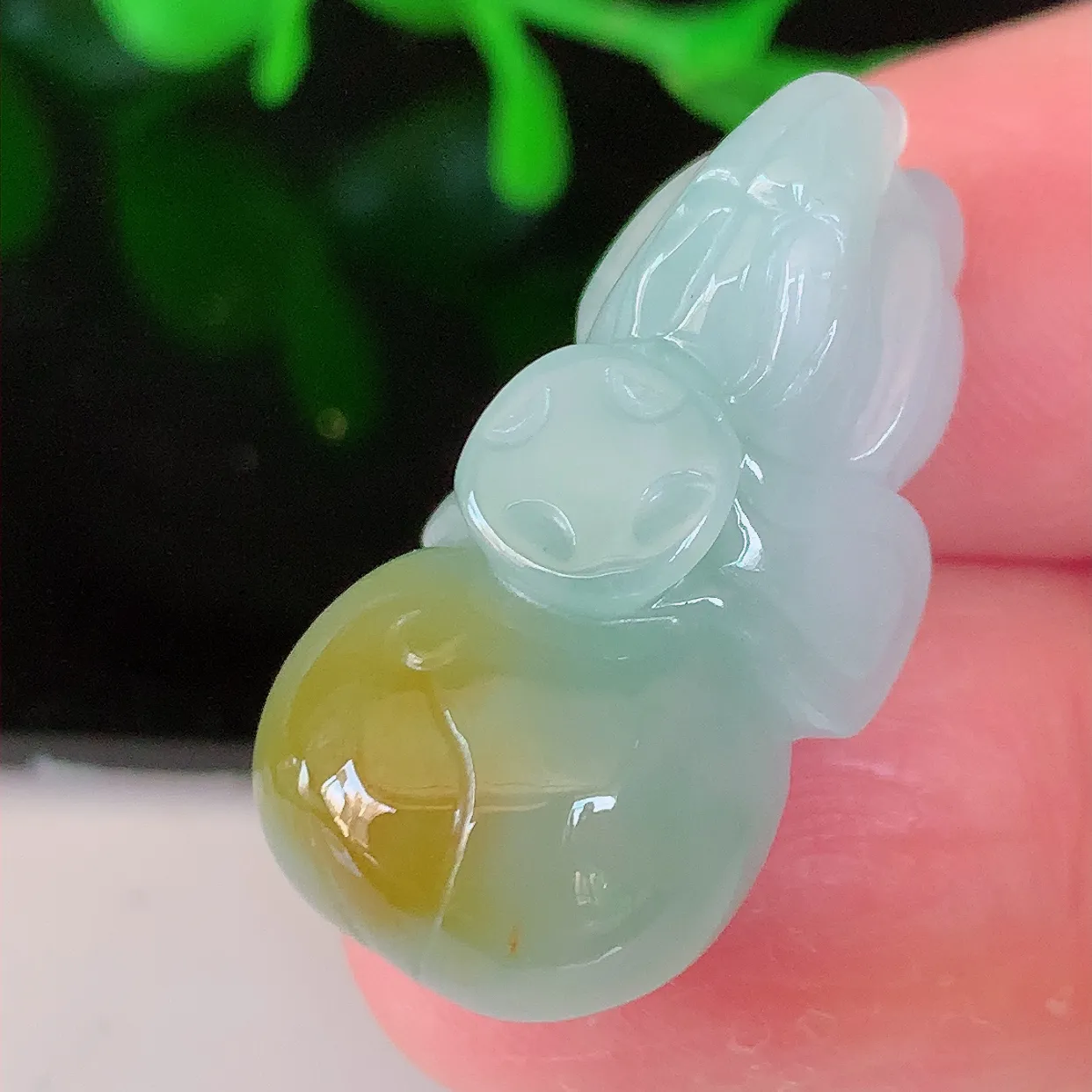 自然光实拍，冰润黄翡双彩翡翠生肖马上有钱吊坠，种老水足，雕工精湛 ，寓意美好，佩戴时尚出众！#81.31