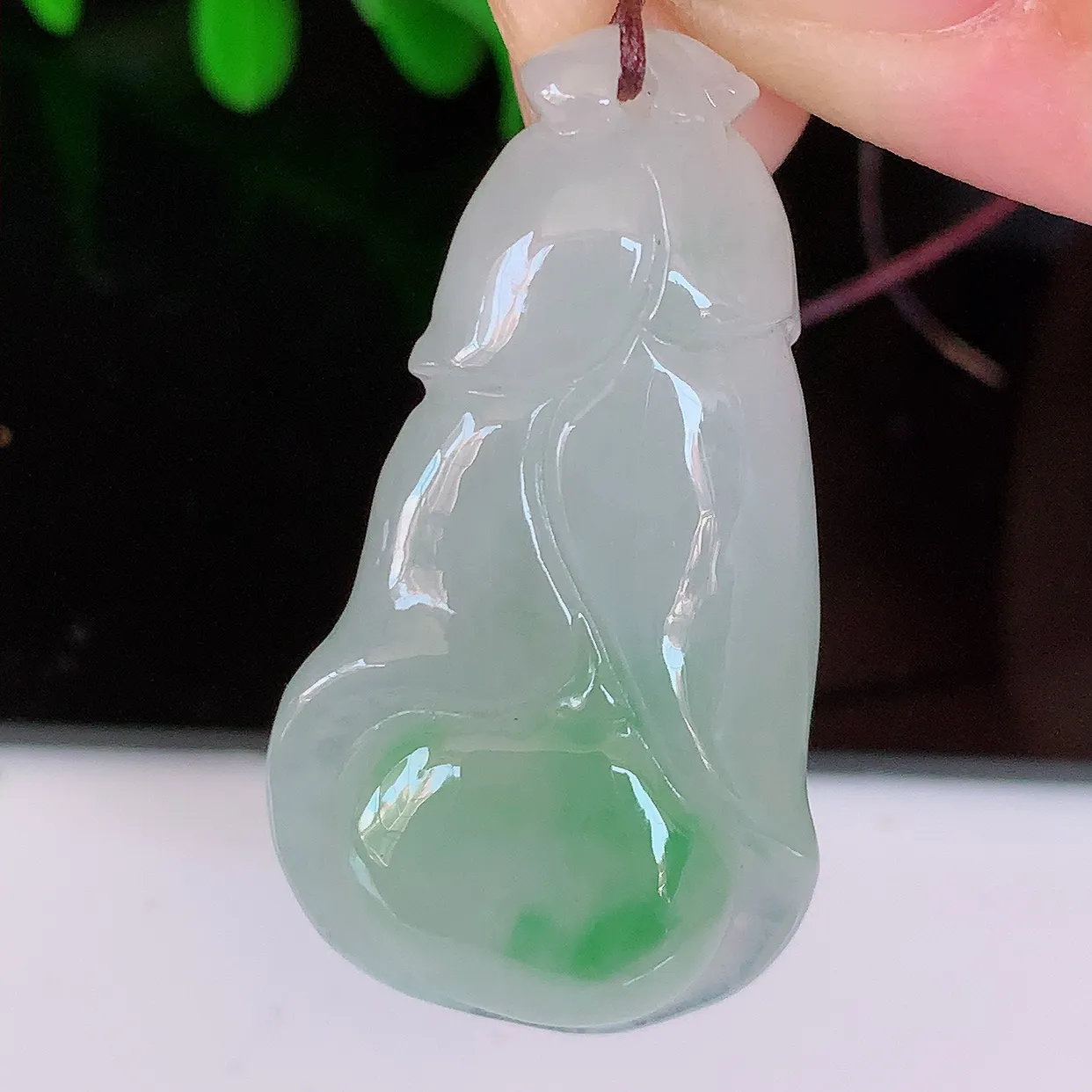 自然光实拍，冰飘绿翡翠玉兰花吊坠，种老水足，雕工精湛 ，寓意美好，佩戴时尚出众！#57.31