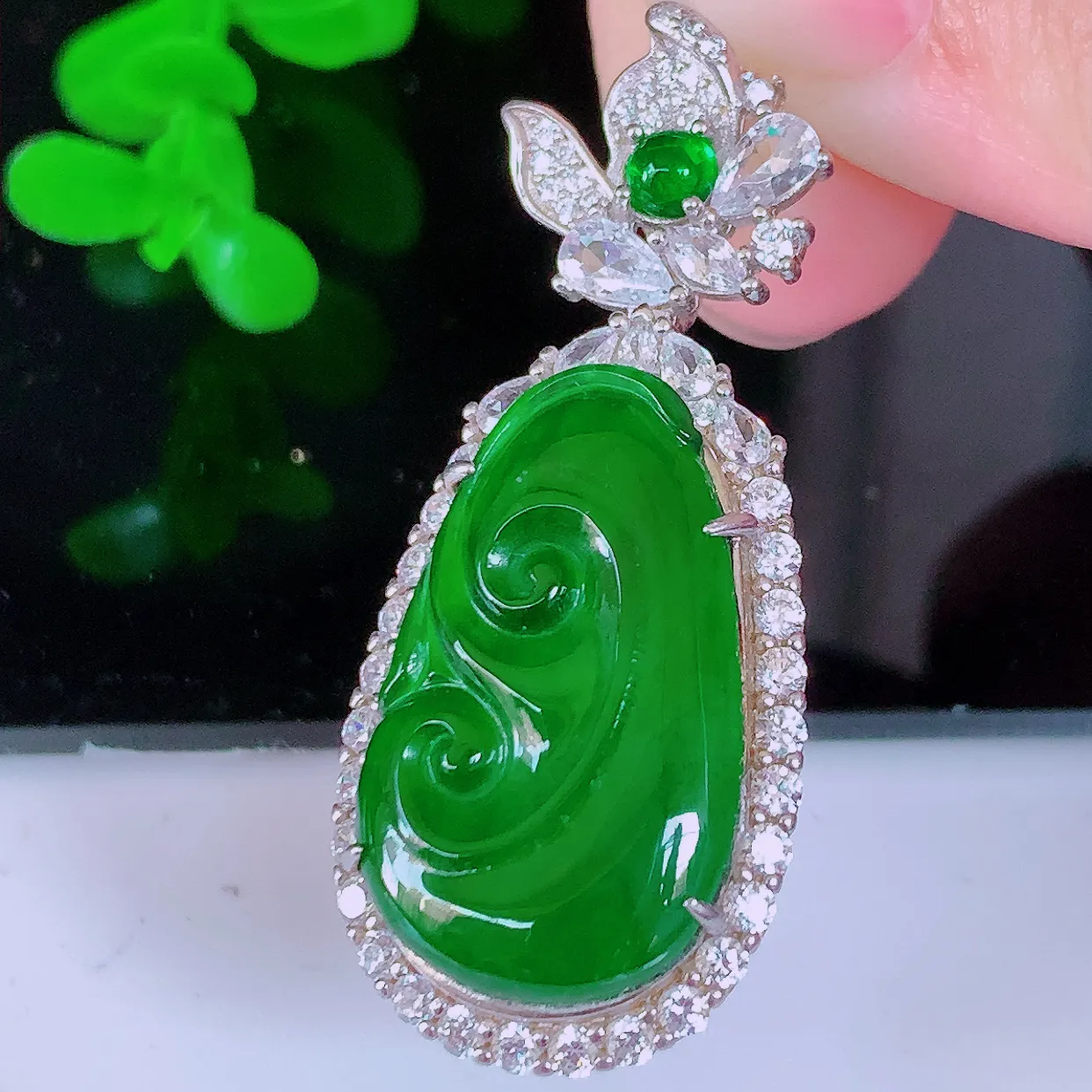 冰透满绿翡翠925银镶嵌如意吊坠，自然光实拍，翠色灵动，颜色漂亮，种老水足，品相佳，佩戴佳品！#98.31整体41.5*17.5*9裸石23.5*14.2