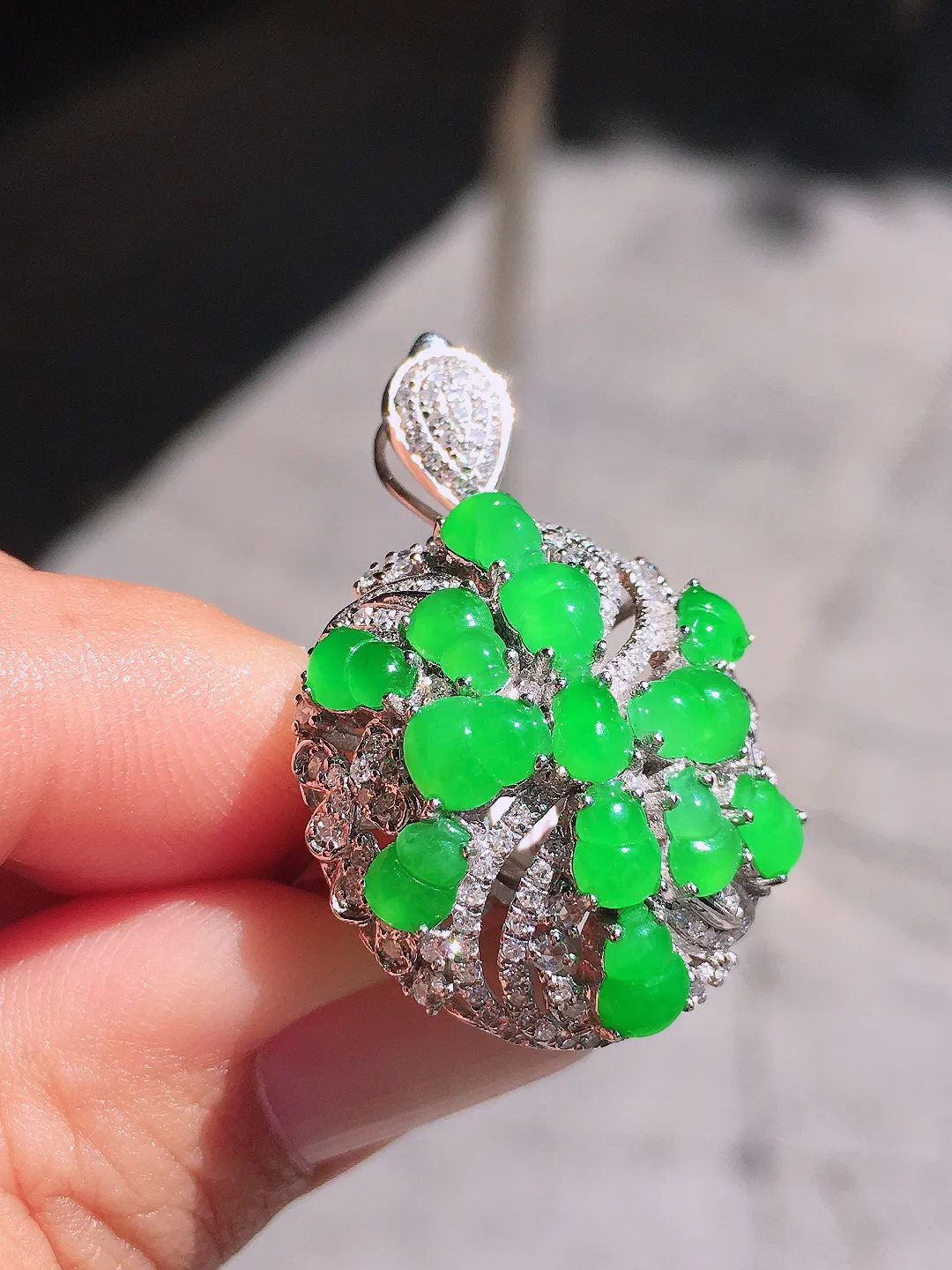 阳绿葫芦拼花戒指/吊坠两用款，色泽均匀艳丽，玉质细腻，荧光感超
强，饱满圆润，简单大气，18k
金豪华镶嵌