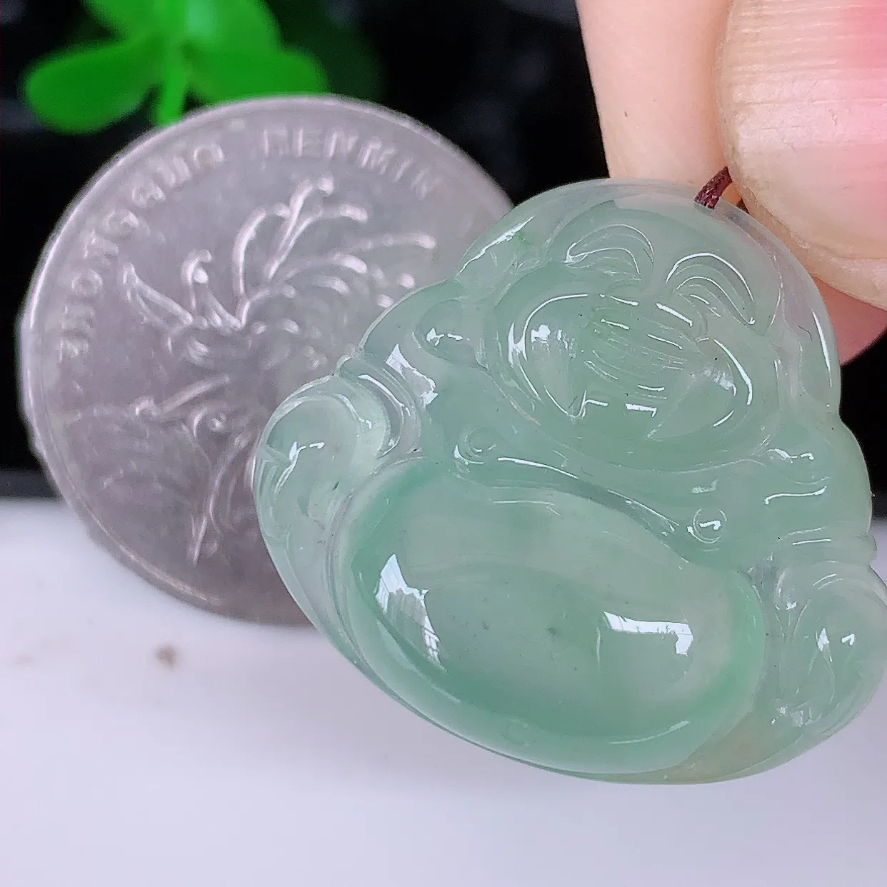 自然光实拍，冰种绿翡翠佛公吊坠，饱满， 佛公亦保平安，寓意有福（佛公）相伴，品相佳，配戴优雅迷人！#46.26