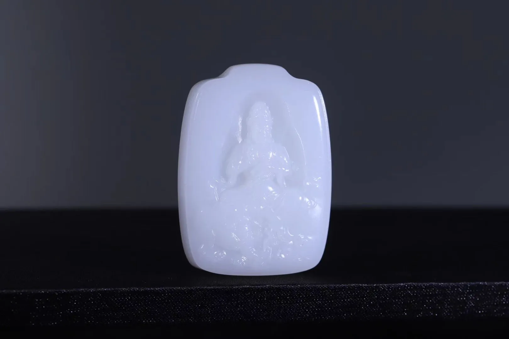 典藏
【普贤白象载道】收藏级羊脂白玉牌，玉脂浑厚如凝膏，细度过灯无瑕，白润似雪映晨光。浮雕普贤菩萨