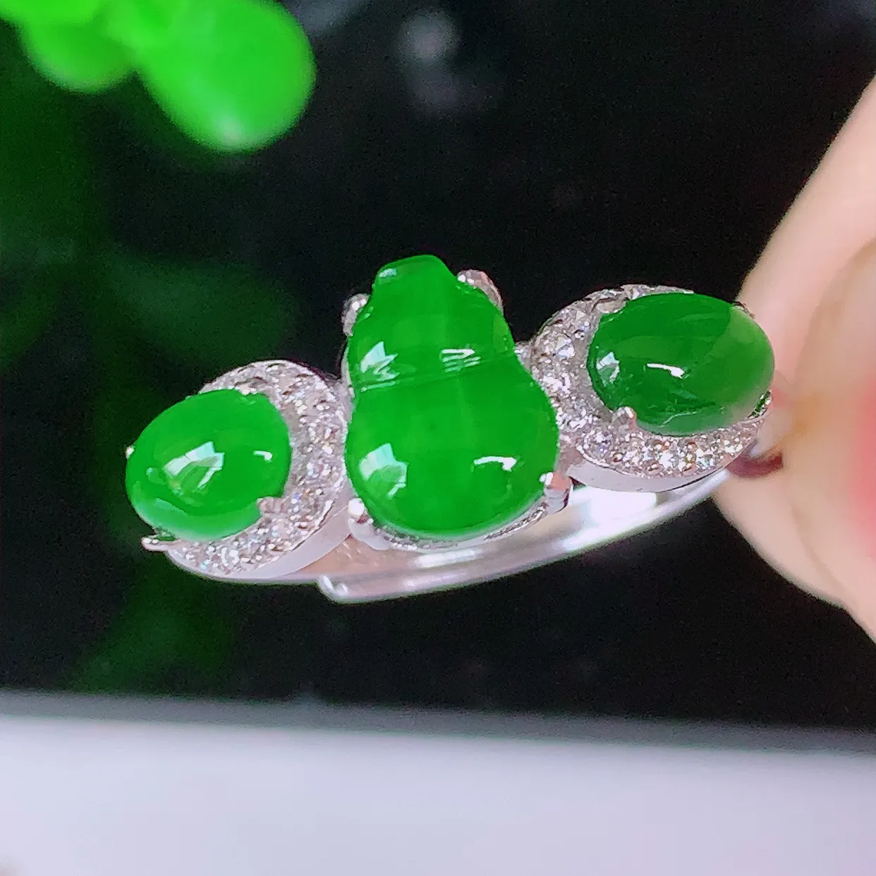 冰透满绿翡翠葫芦925银镶嵌戒指，自然光实拍，翠色灵动，颜色漂亮，种老水足，品相佳，佩戴佳品！#97.26（圈口可调大小）整体22.5*17.2*4.8裸石7.5*5.8