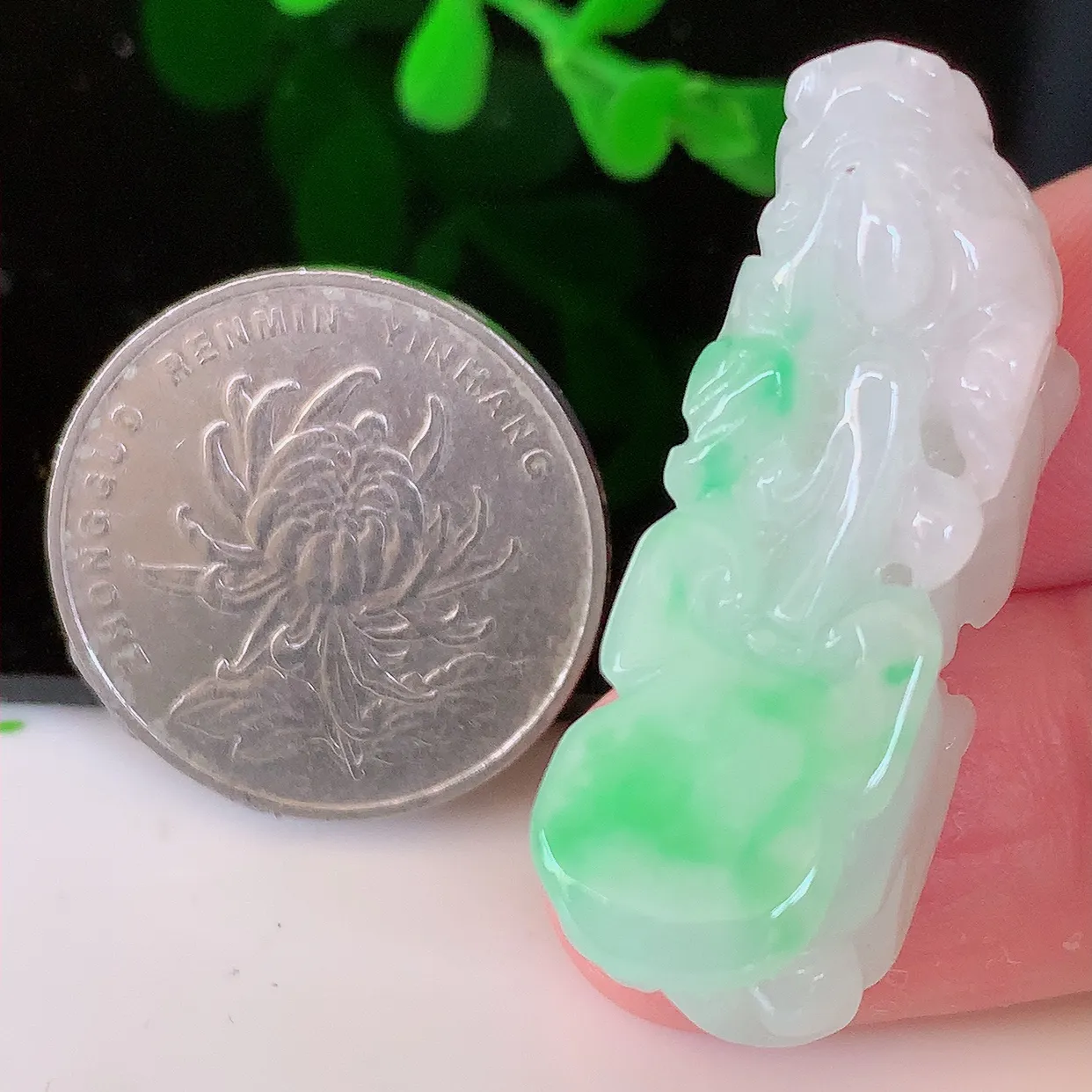 自然光实拍，冰润飘阳绿翡翠招财貔貅吊坠，民间有“一摸貔貅运程旺盛，再摸貔貅财运滚滚，三摸貔貅平步青云 ”的美好祝愿。#81.31