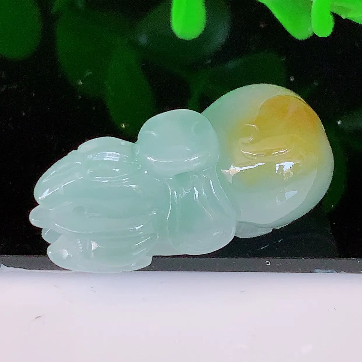 自然光实拍，水润黄翡双彩翡翠生肖马上有钱吊坠，种老水足，雕工精湛 ，寓意美好，佩戴时尚出众！#81.31