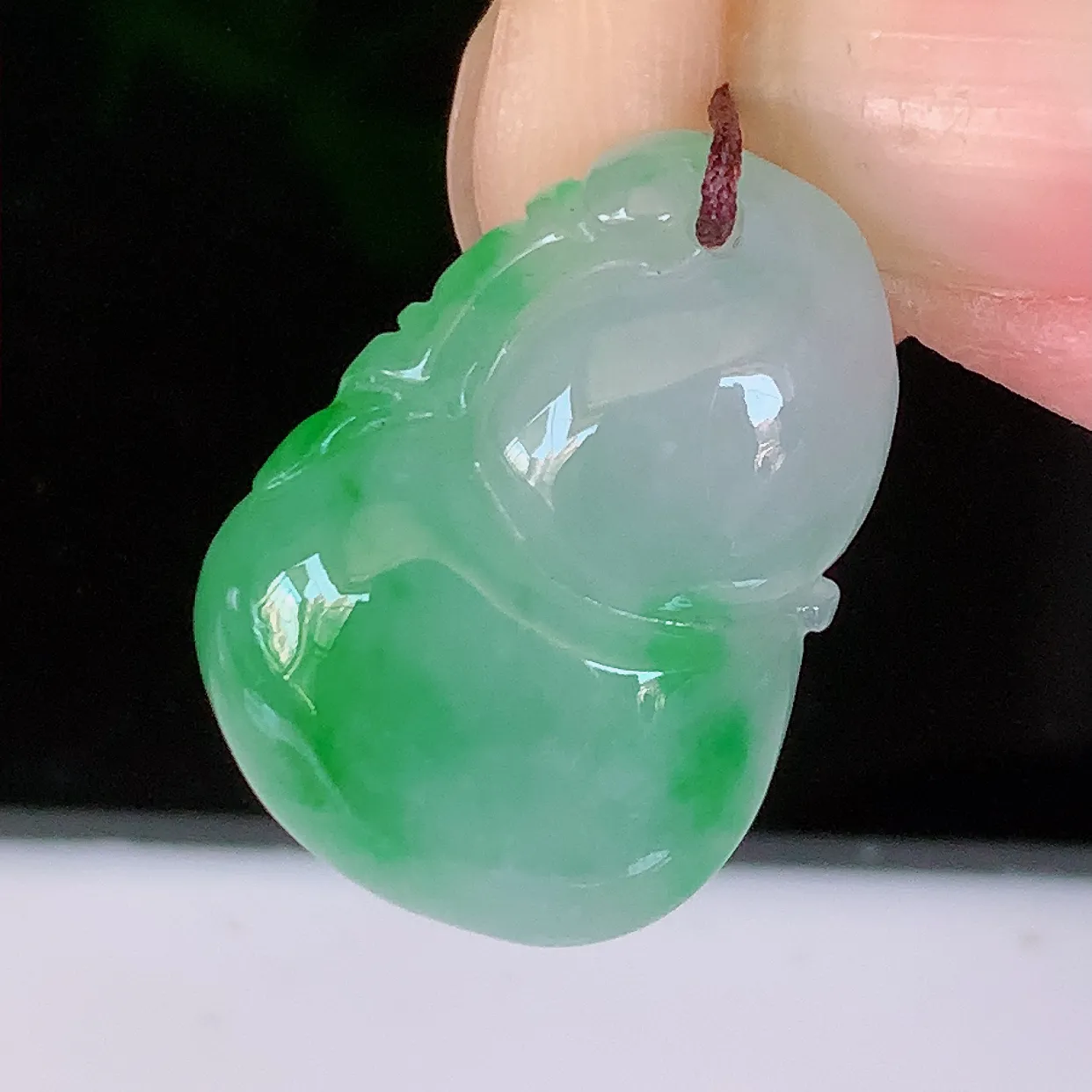 自然光实拍，冰润飘阳绿翡翠葫芦吊坠，葫芦寓意福禄双全，财源滚滚，饱满，清新脱俗，佩戴效果优雅迷人！#57.31