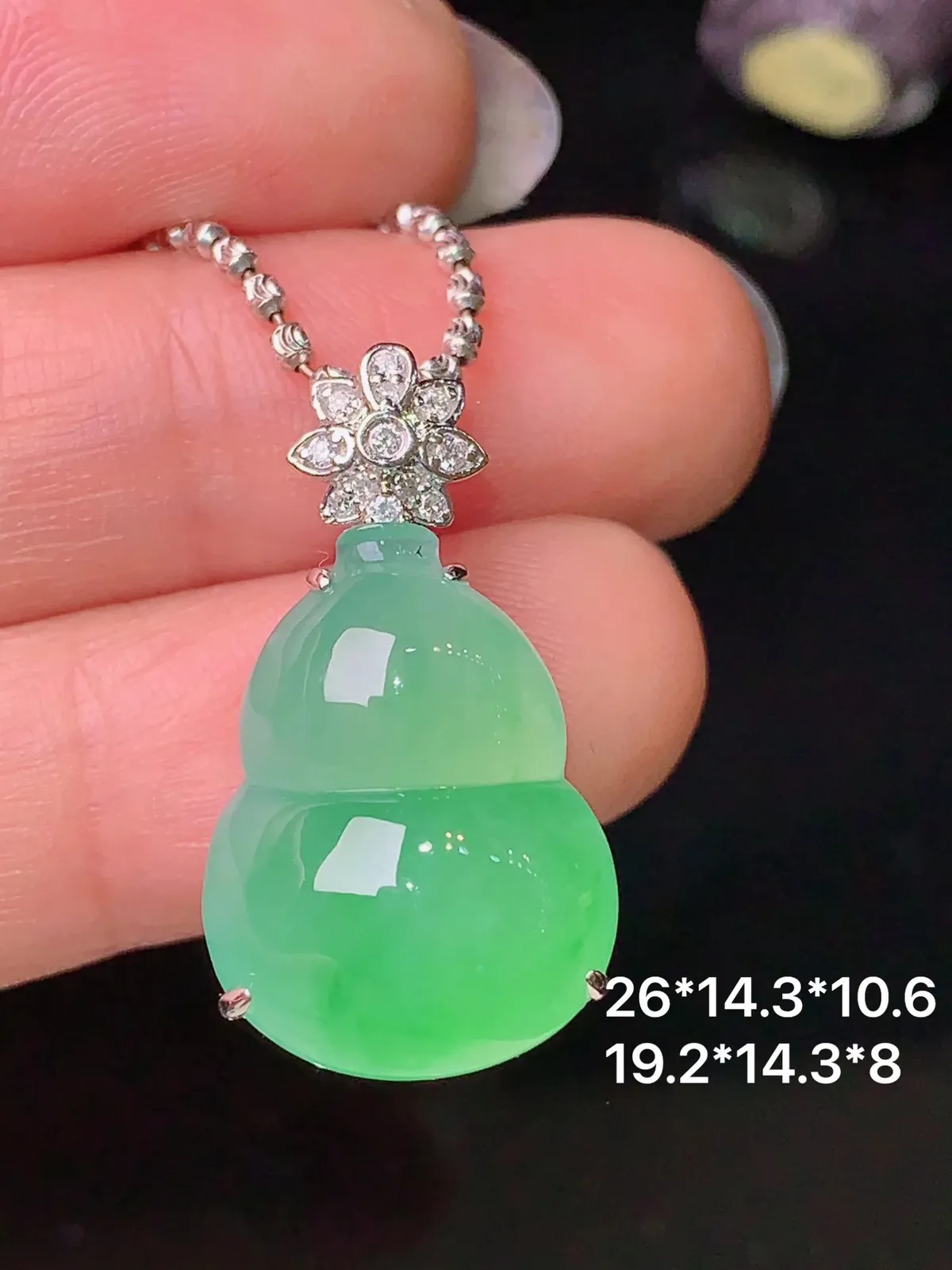 18k金钻镶嵌翠绿葫芦吊坠 玉质细腻 色泽艳丽 整体尺寸26*14.3*10.6