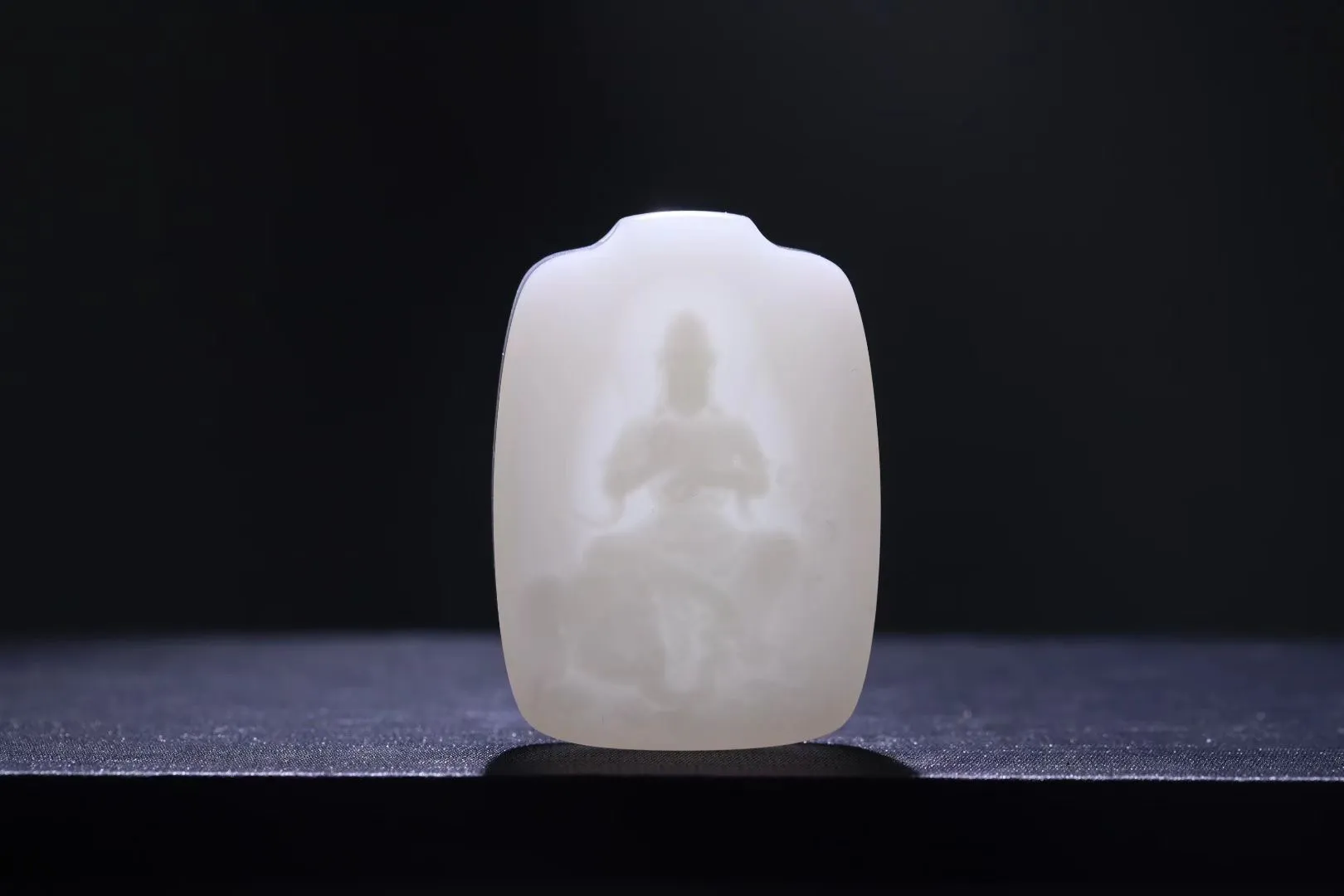 典藏
【普贤白象载道】收藏级羊脂白玉牌，玉脂浑厚如凝膏，细度过灯无瑕，白润似雪映晨光。浮雕普贤菩萨垂目静坐白象背，象身俯卧如承须弥之重，衣袂流转间刀工藏禅机。玉质润泽透心，寓智慧行愿，乃传世白玉之魄，典藏间尽显东方灵韵。
【规格】50-36-12mm，46.3g