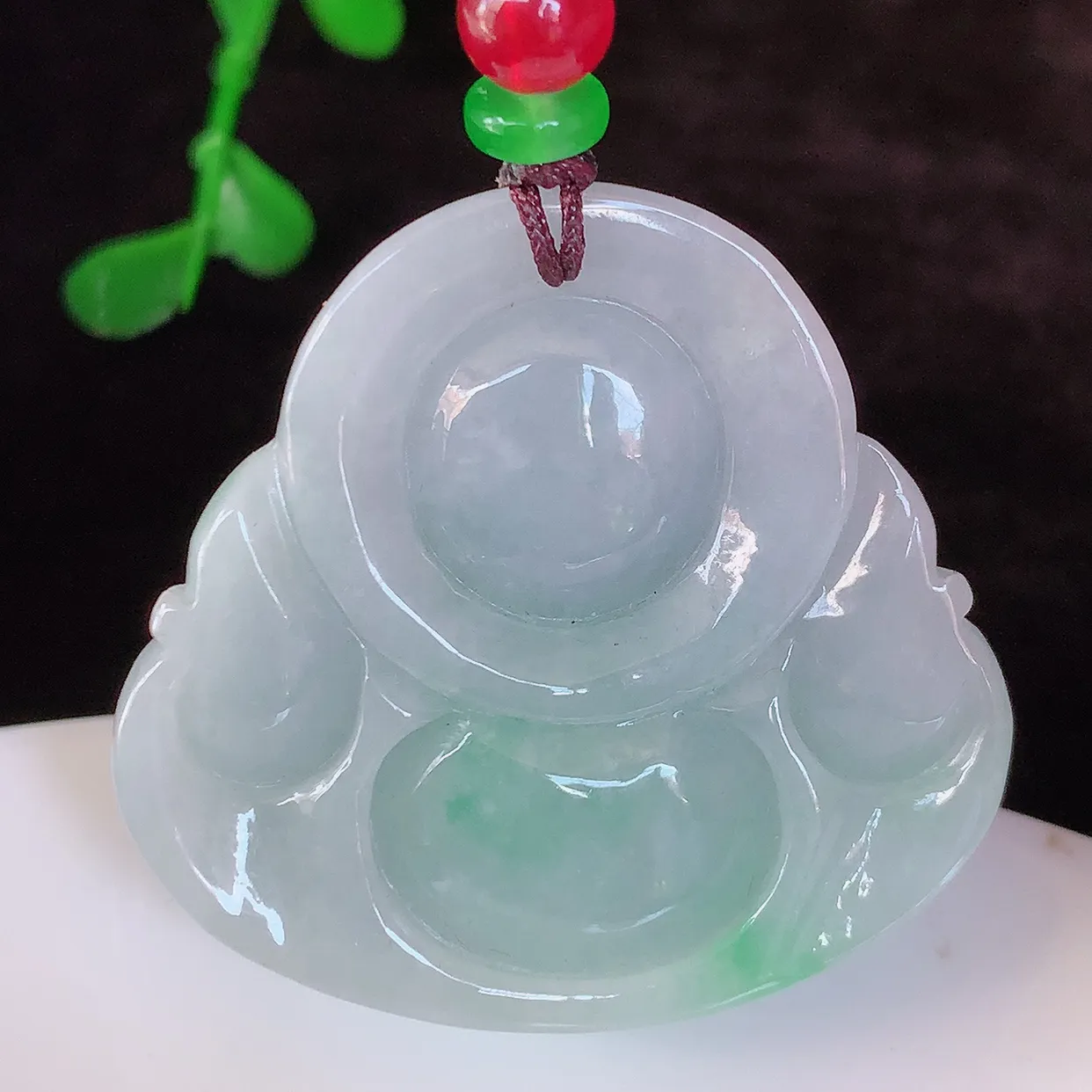 自然光实拍，大件厚装飘阳绿翡翠佛公吊坠，翡翠笑佛，饱满，开脸喜庆，配戴优雅迷人！#46.31