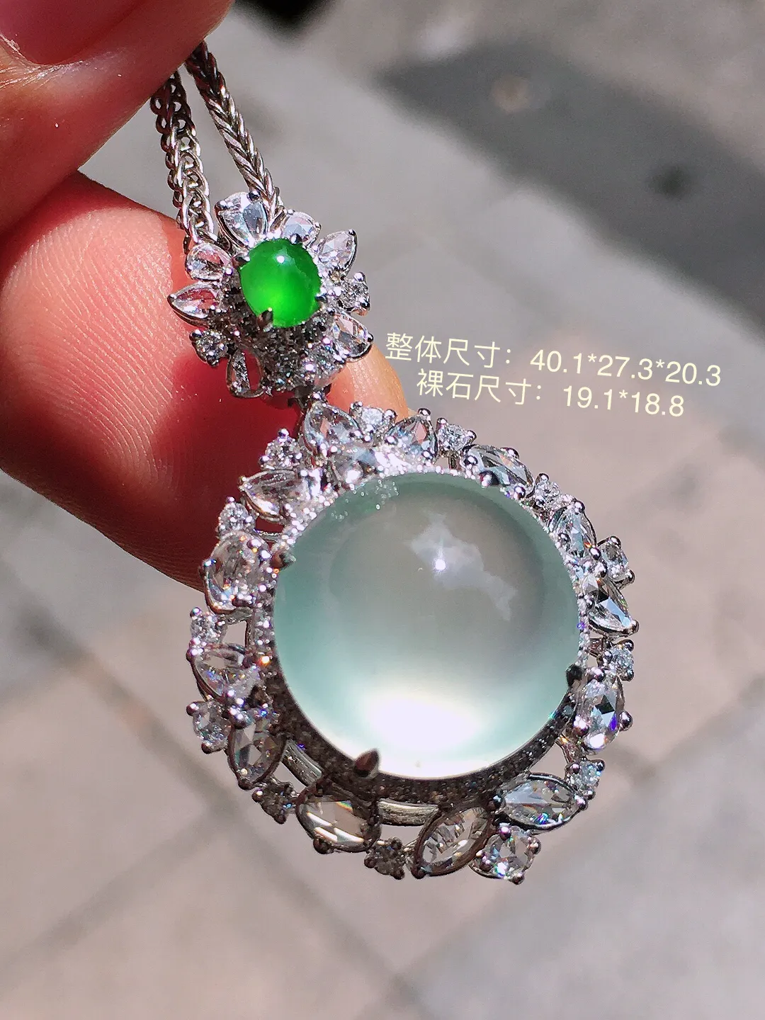 冰种蛋面吊坠，玉质细腻，荧光感超
强，饱满圆润，简单大气，18k
金豪华镶嵌