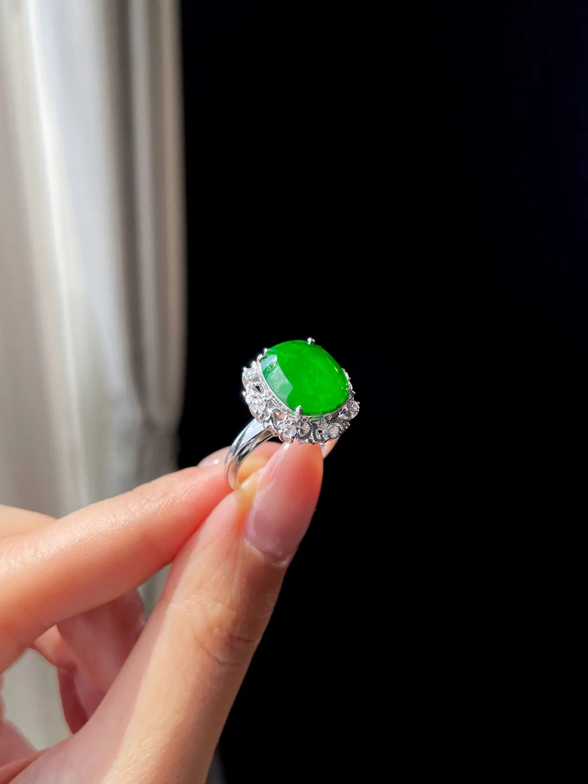 18k镶嵌 辣绿方戒