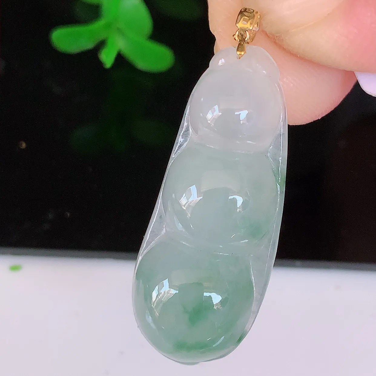 18K金镶嵌冰润飘花翡翠四季豆吊坠，平安豆福豆玉坠，冰润通透，豆粒饱满，寓意：豆蔻年华！#49.31