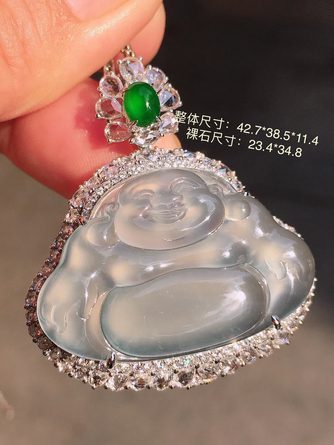 冰种佛公吊坠，玉质细腻，荧光感超
强，饱满圆润，简单大气，18k
金豪华镶嵌