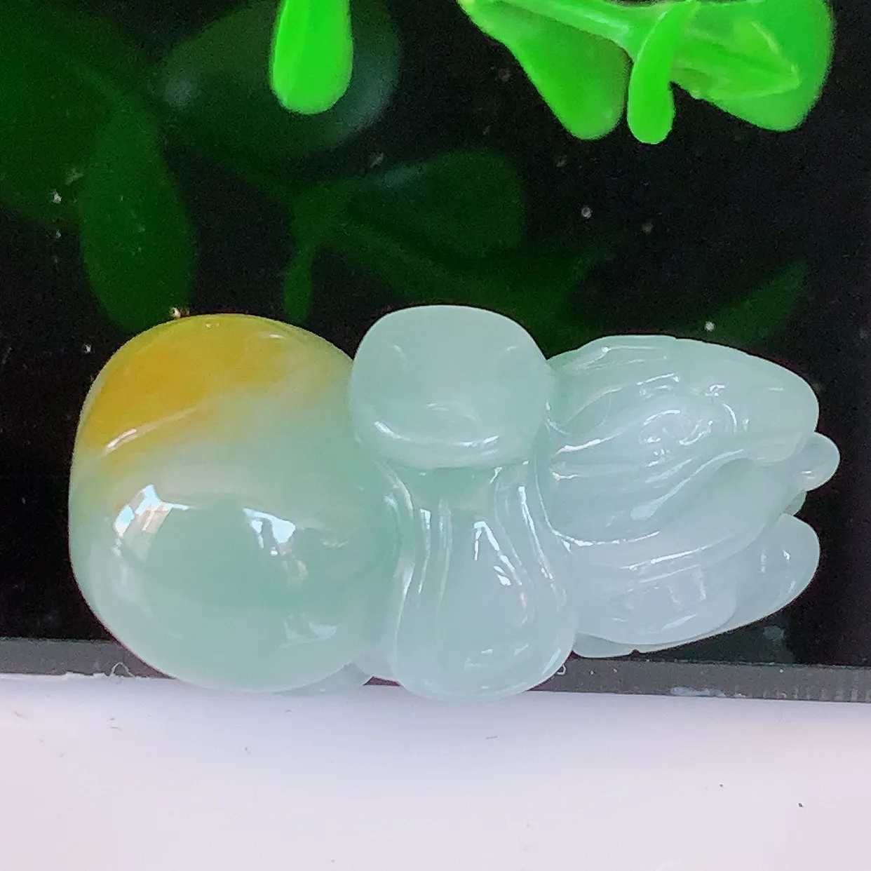 自然光实拍，水润黄翡双彩翡翠生肖马上有钱吊坠，种老水足，雕工精湛 ，寓意美好，佩戴时尚出众！#81.31