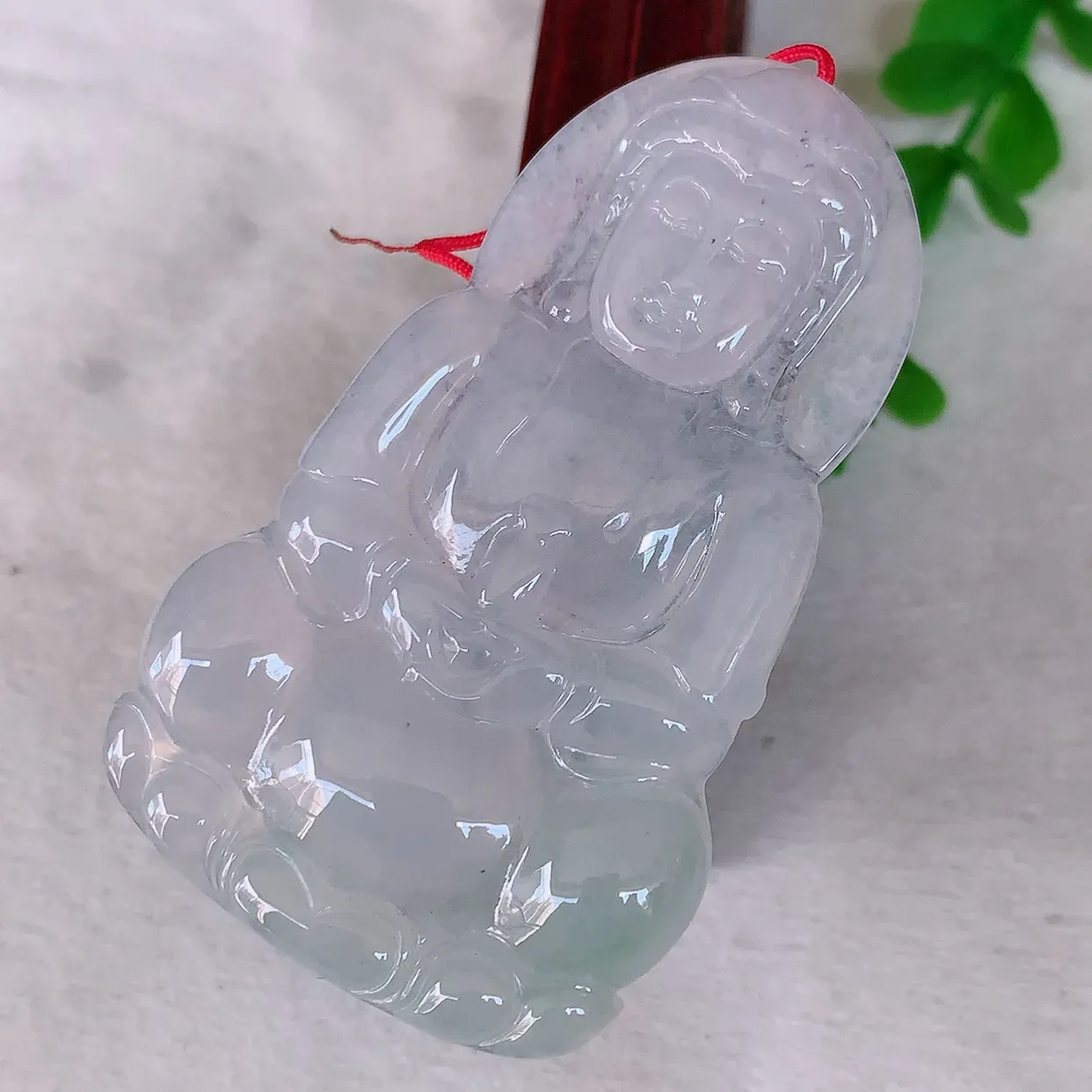 自然光实拍，大件冰胶观音吊坠，赐福翡翠观音，冰透，观音庇佑守护 ，送礼或自留佳选！#46.31