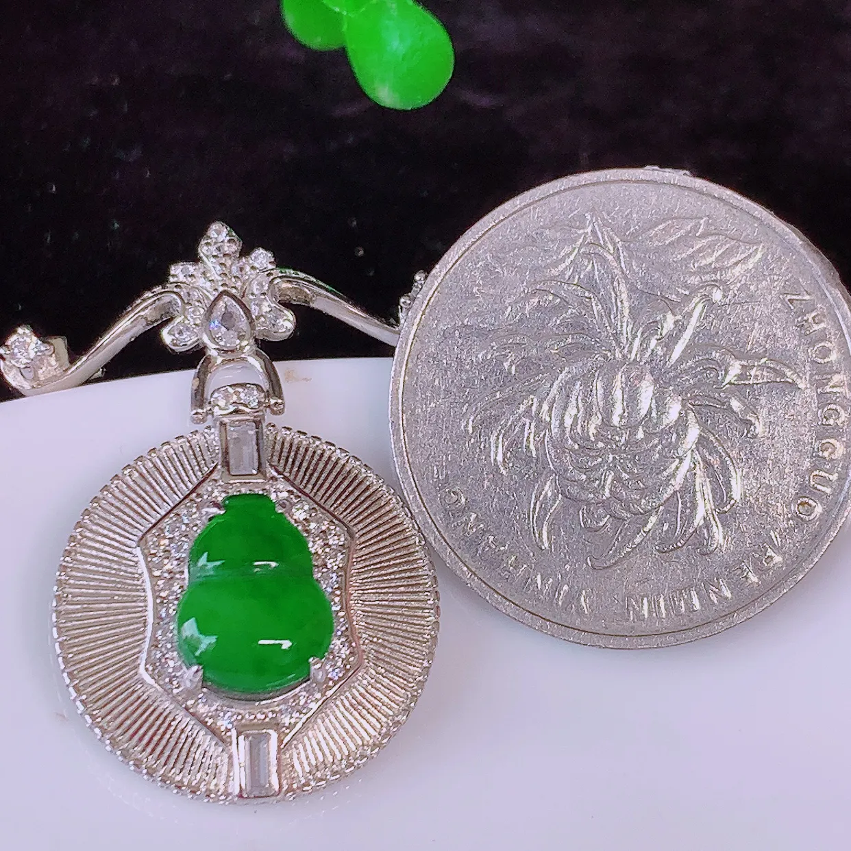 冰透满绿葫芦翡翠925银镶嵌胸针，自然光实拍，翠色灵动，颜色漂亮，种老水足，品相佳，佩戴佳品！#97.26整体31.5*24.2*6裸9.5*7.5