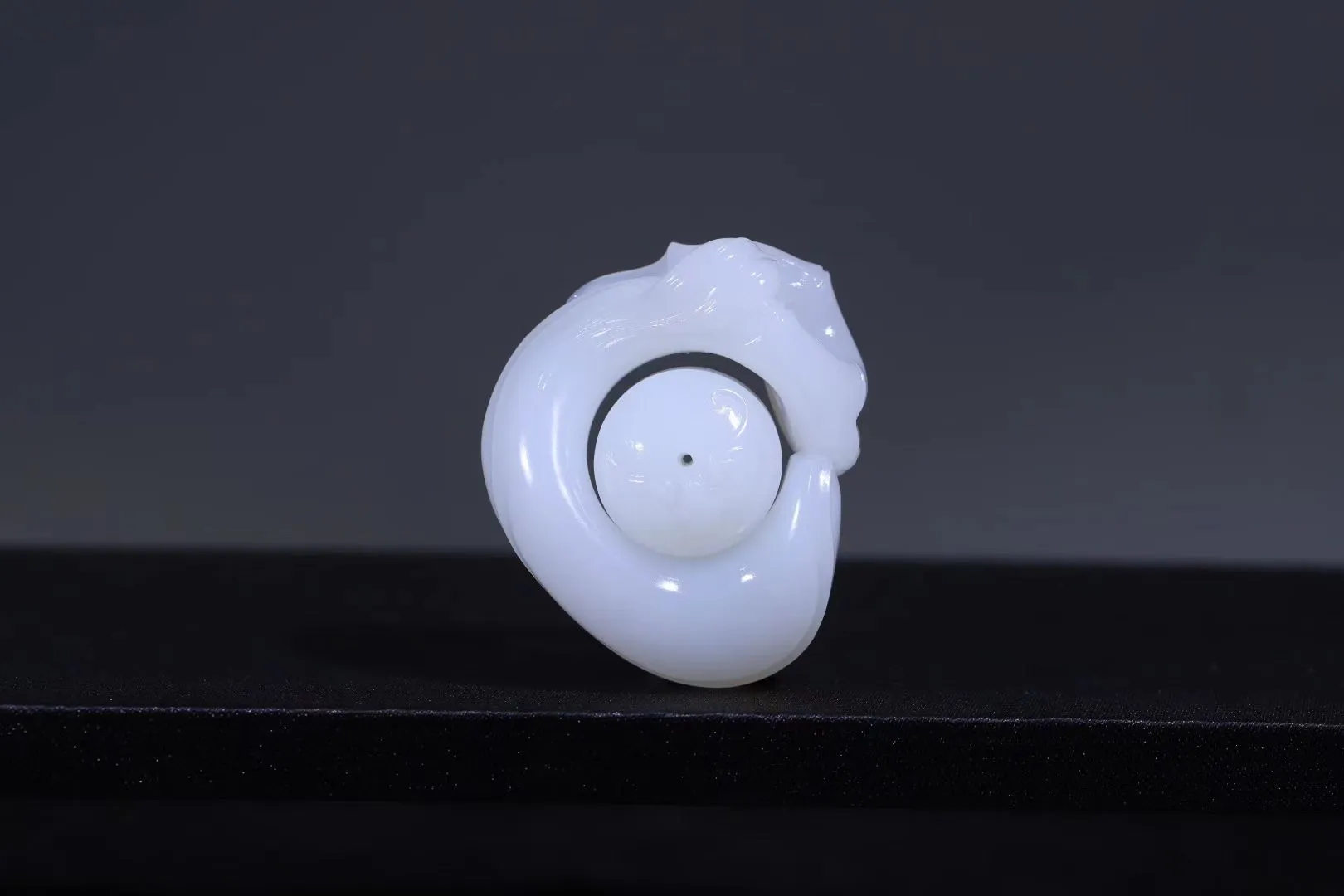 精品美物
【古韵*扳指】和田玉‌白玉山‌料扳‌指，质地‌细腻 ，油份足 ，脂粉浑‌厚  ‌，肉‌质紧