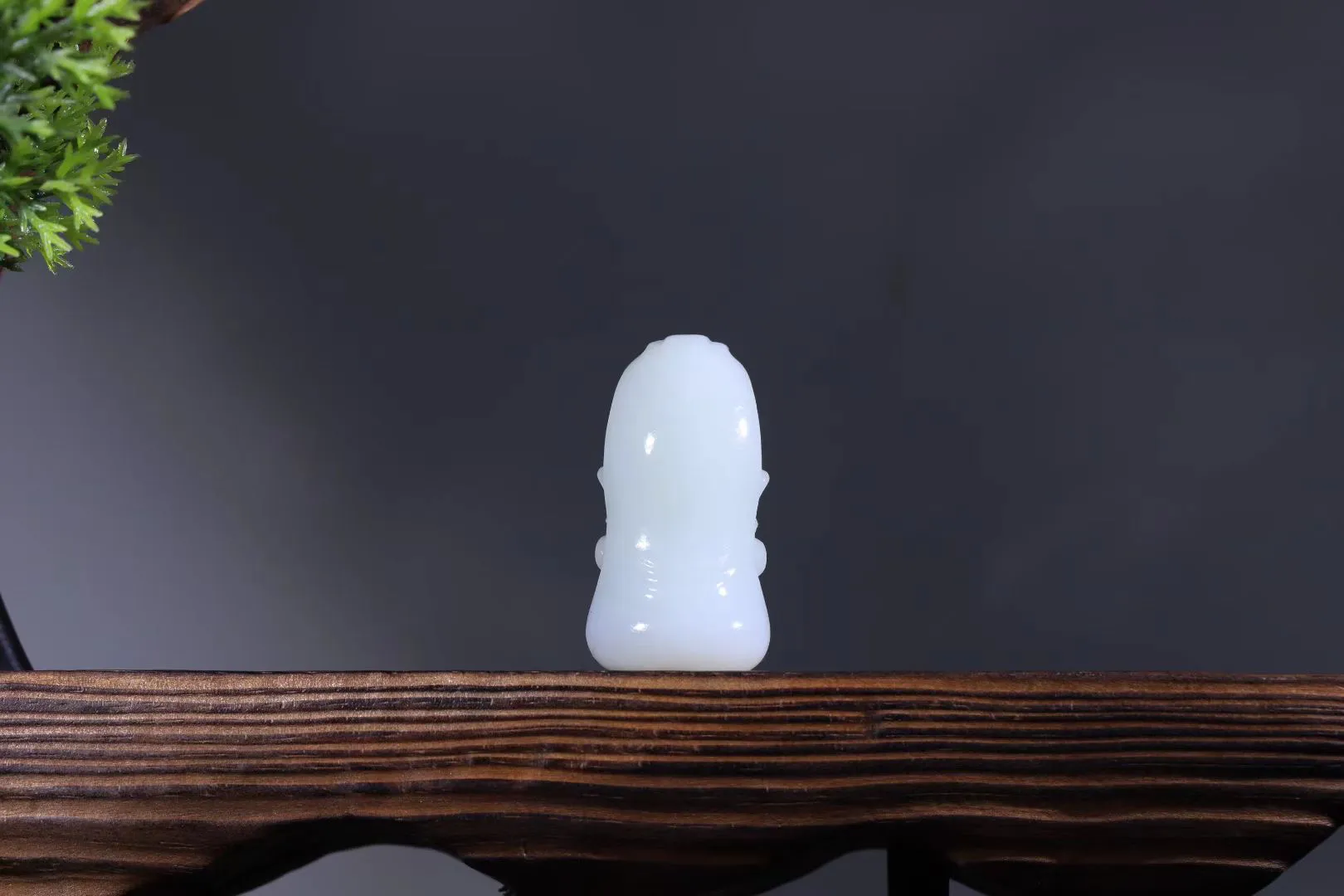 精品美物
【观音*守护】老熟油润，致密饱满，滋腻瓷实，脂粉浑厚。型俊朗秀雅，雕刻独具匠心，守护左右，面容祥和，仪态端庄，大气沉静，画面简洁空灵，意境悠然，气韵传神。
【规格】45-23-18mm，30g